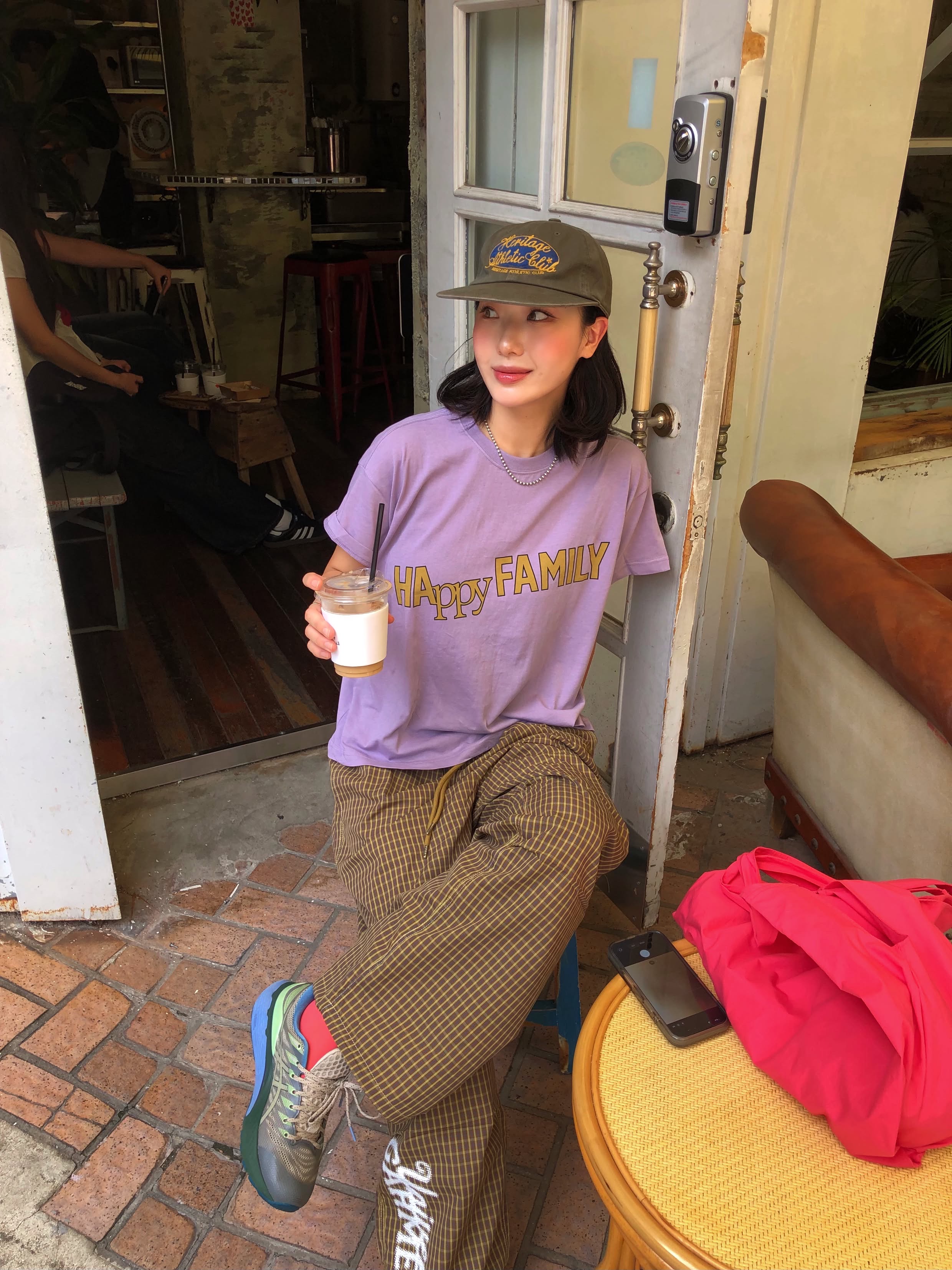 UNIVERSE GARMENT Happy Family Crop T-Shirt Purple, UNIVERSE GARMENT Check Parachute Pants Brown 착용 스타일 - 2