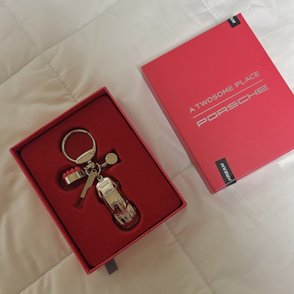 A Twosome Place x Porsche Key Chain Silver 착용 스타일 - 2