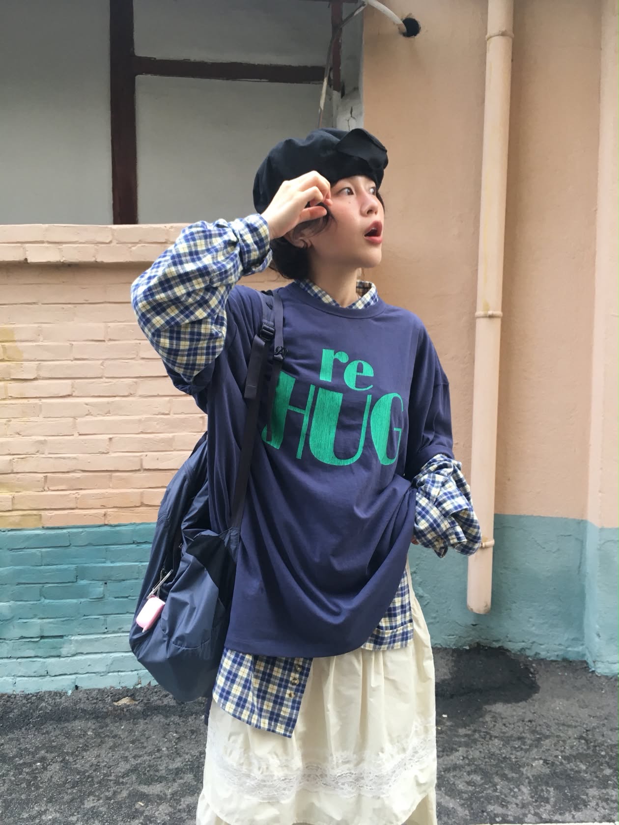 UNIVERSE GARMENT RE HUG Crack T-Shirt Navy 착용 스타일 - 3