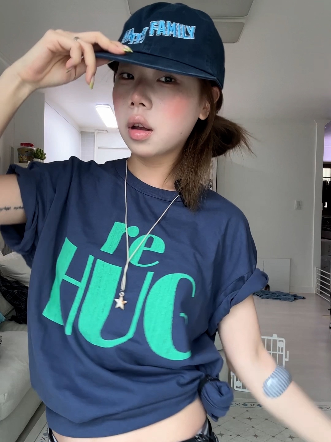 UNIVERSE GARMENT RE HUG Crack T-Shirt Navy, UNIVERSE GARMENT Happy Family Washing Cap Navy 착용 스타일 - 3