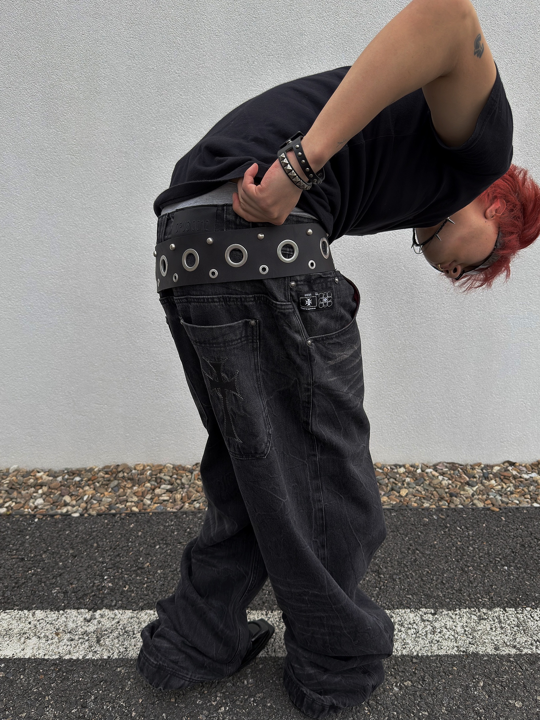 Vacant Archive Rei Stud Wide Belt Black, Vacant Archive Rei Stud Wide Belt Charcoal 착용 스타일 - 2