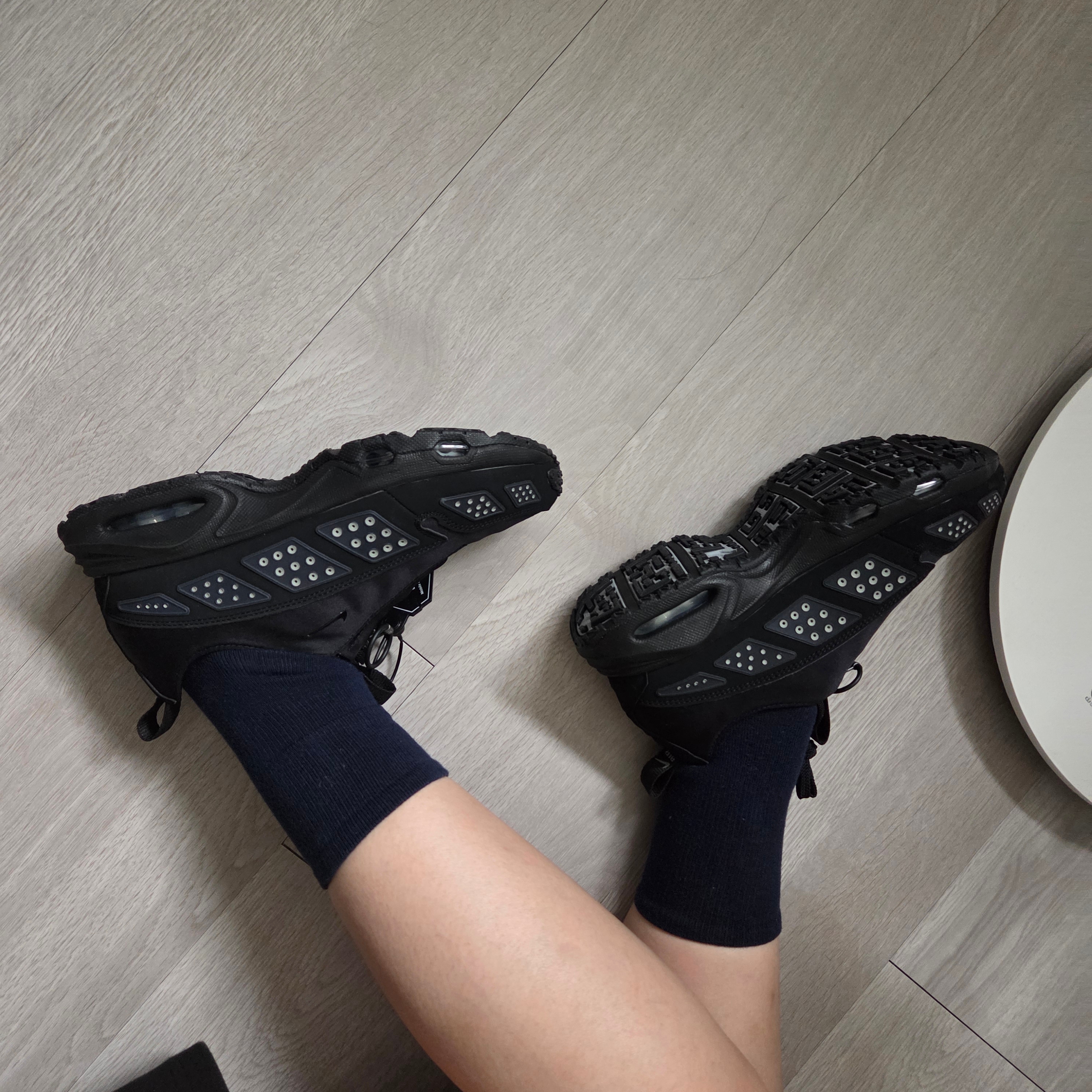 (W) Nike Air Max SNDR Black and Silver 착용 스타일