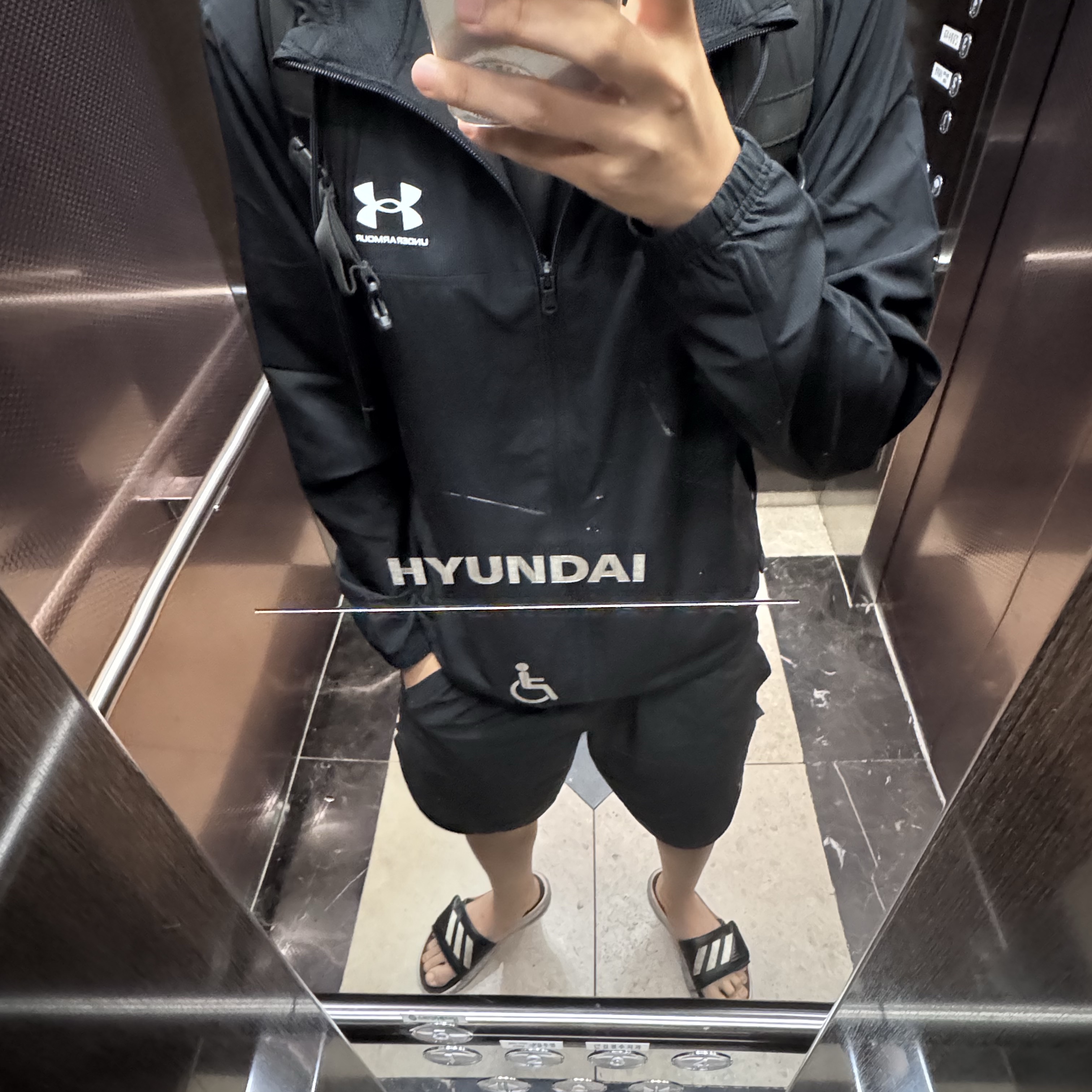 Under Armour Rival Woven Windbreaker Black White 착용 스타일 - 1