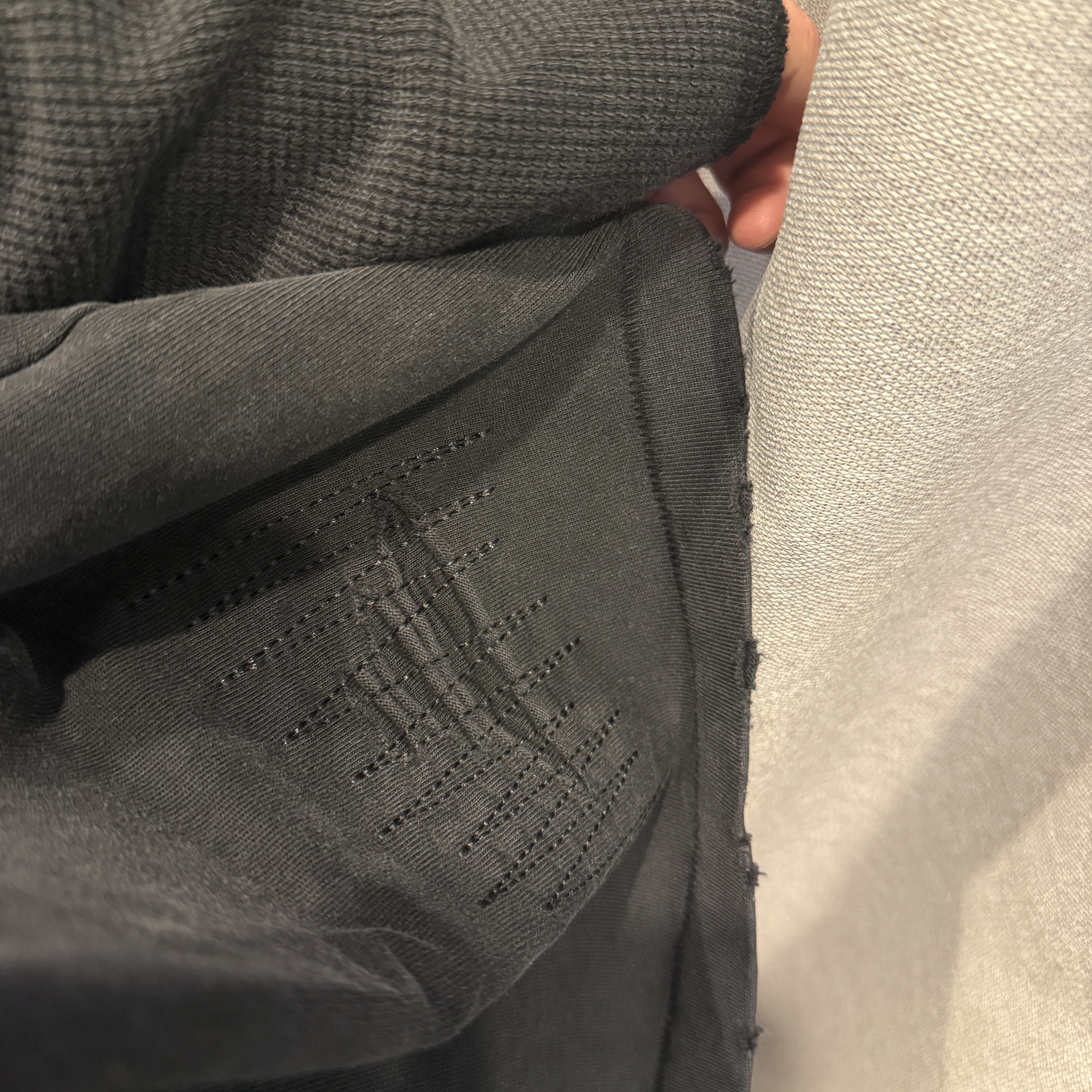 [KREAM 단독] Partimento Reworks Cut-off Waffle Layered L/S VTG Black 착용 스타일 - 2