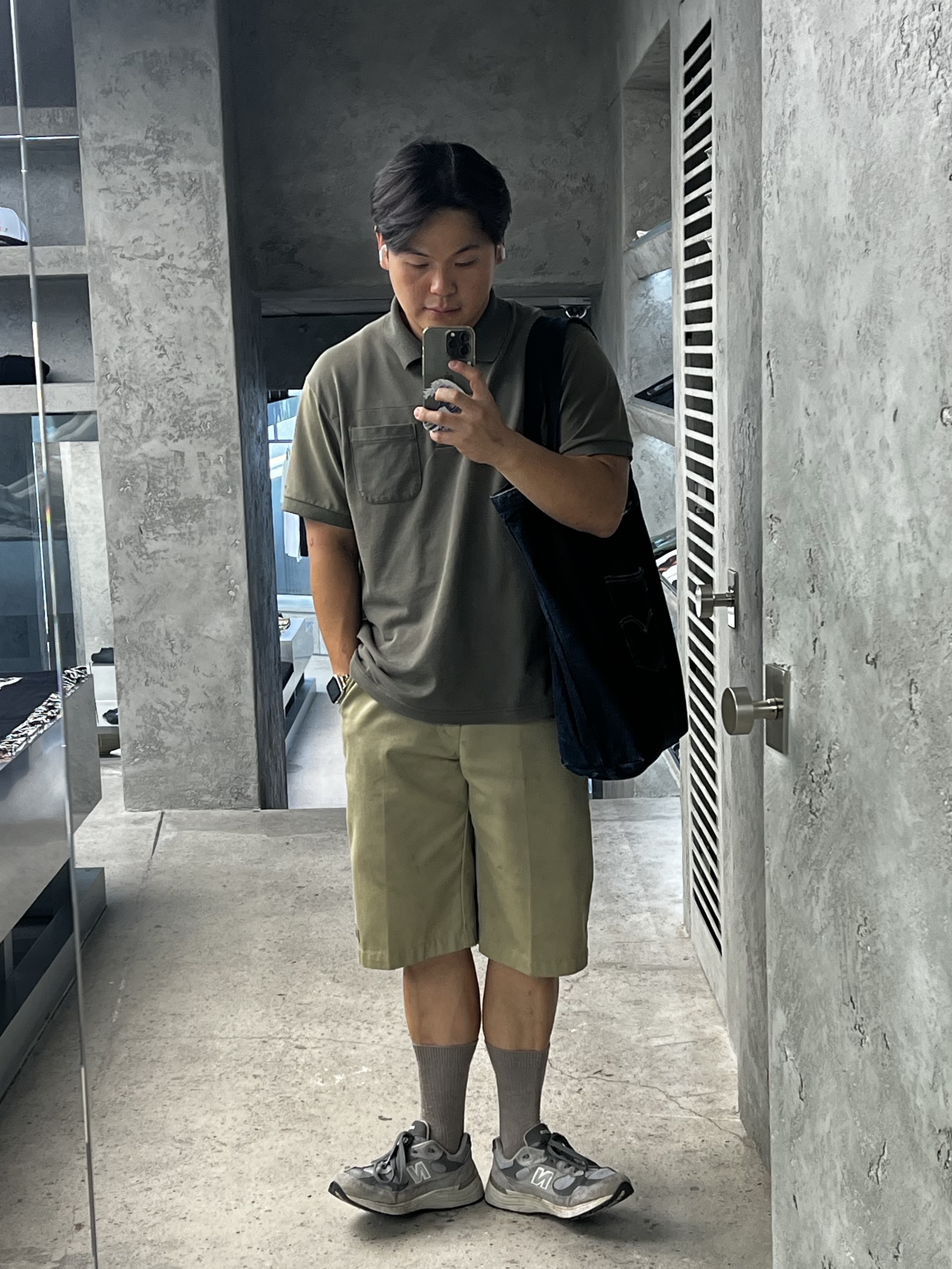 Dickies Loose Fit 13 Inch Flat Front Work Shorts Khaki, GU x Engineered Garments Dry Pique Polo Shirt 5/8 Sleeve Olive 착용 스타일