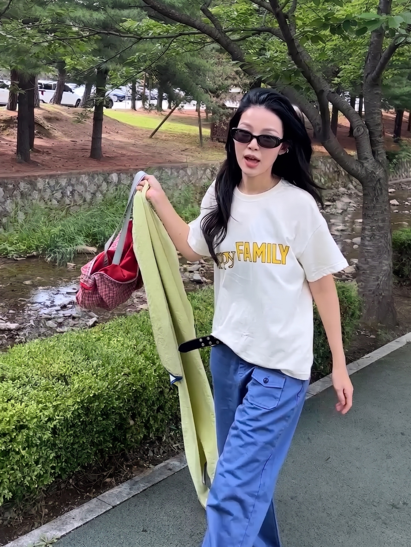 UNIVERSE GARMENT Happy Family Crop T-Shirt Ivory 착용 스타일