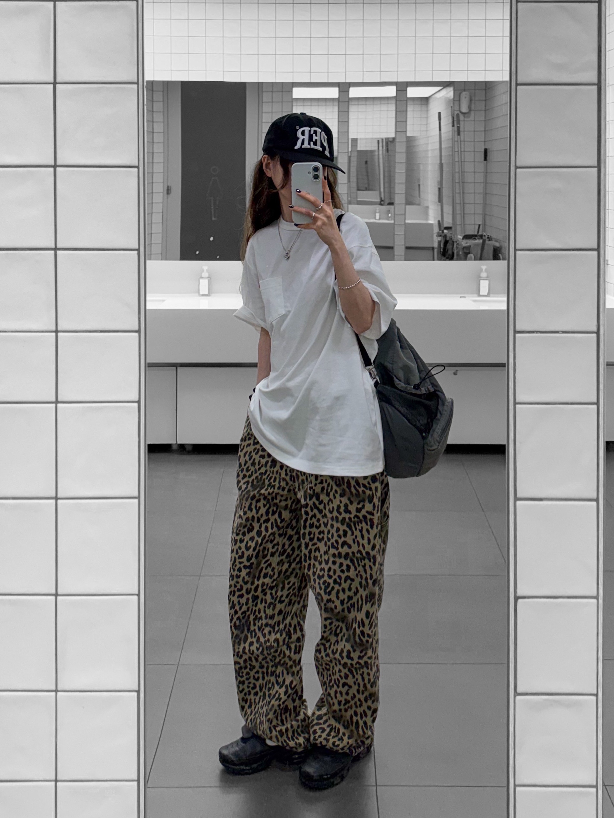 QT8 GARMENTS Leopard Carpenter Pants Beige 착용 스타일 - 1