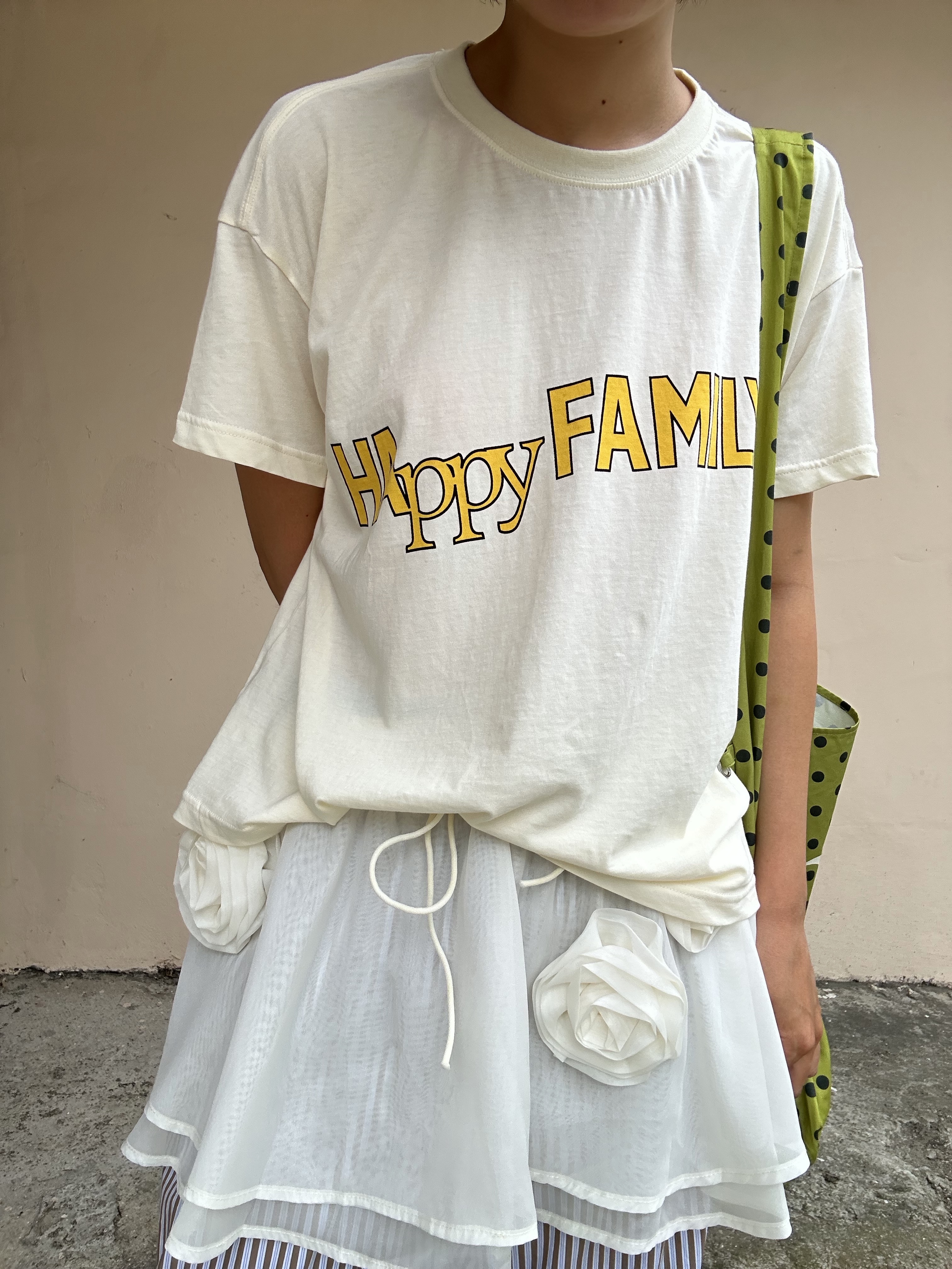 UNIVERSE GARMENT Happy Family Crop T-Shirt Ivory 착용 스타일 - 2