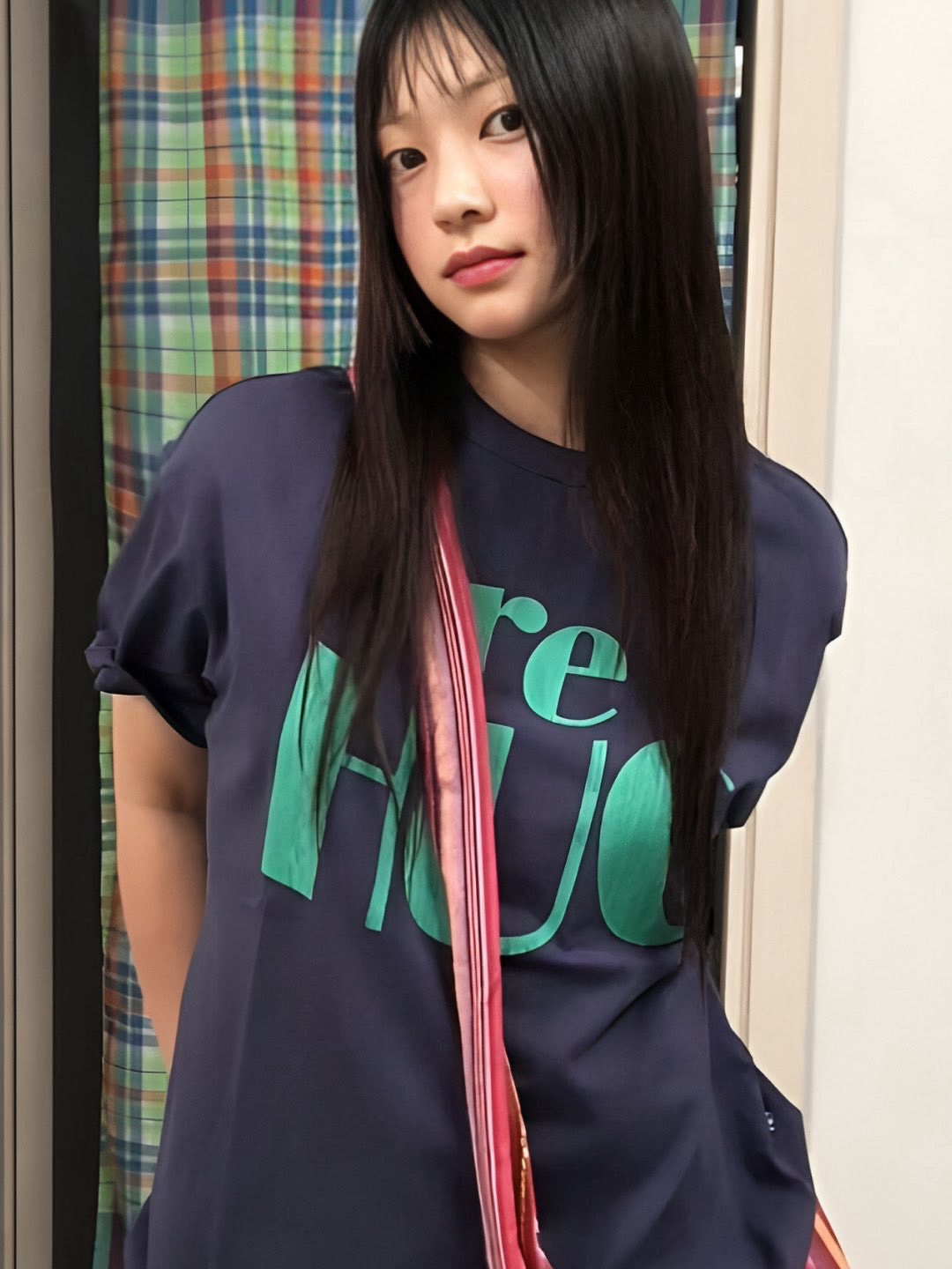 유니버스 가먼트 RE HUG 크랙 티셔츠 네이비 착용 스타일