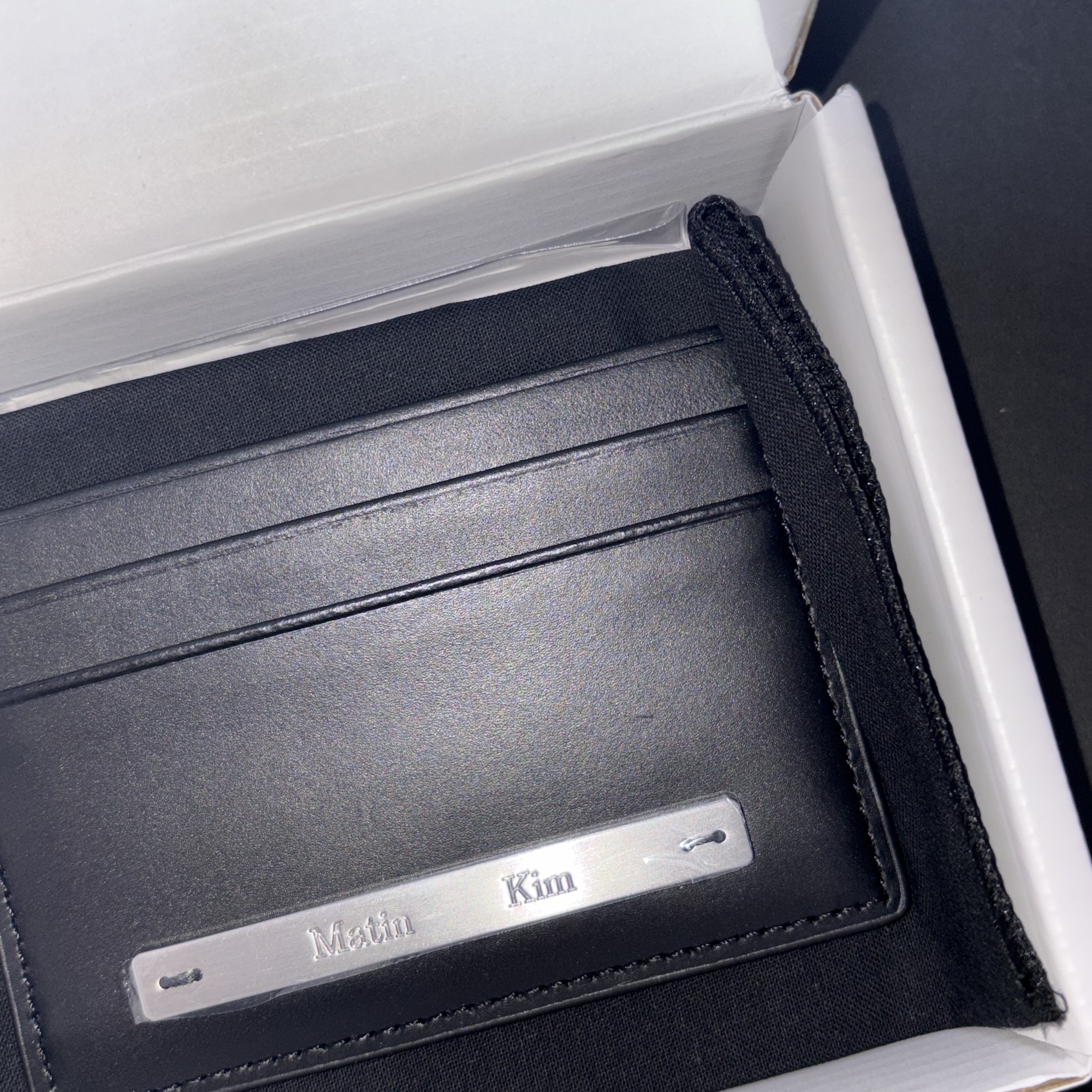 Matin Kim Vintage Card Wallet Black 착용 스타일
