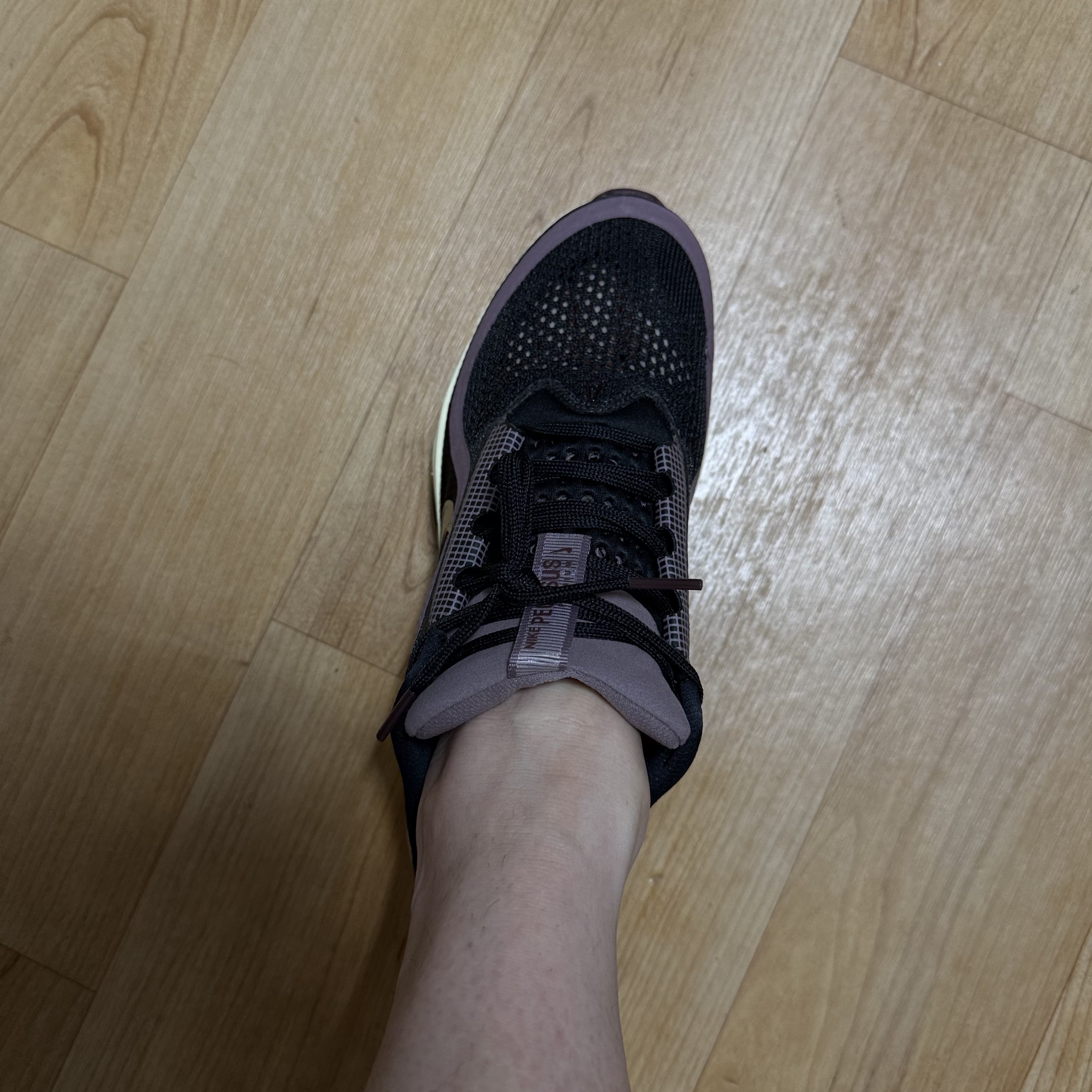 Nike x A Ma Maniere Pegasus Premium Black and Burgundy Crush 착용 스타일 - 1