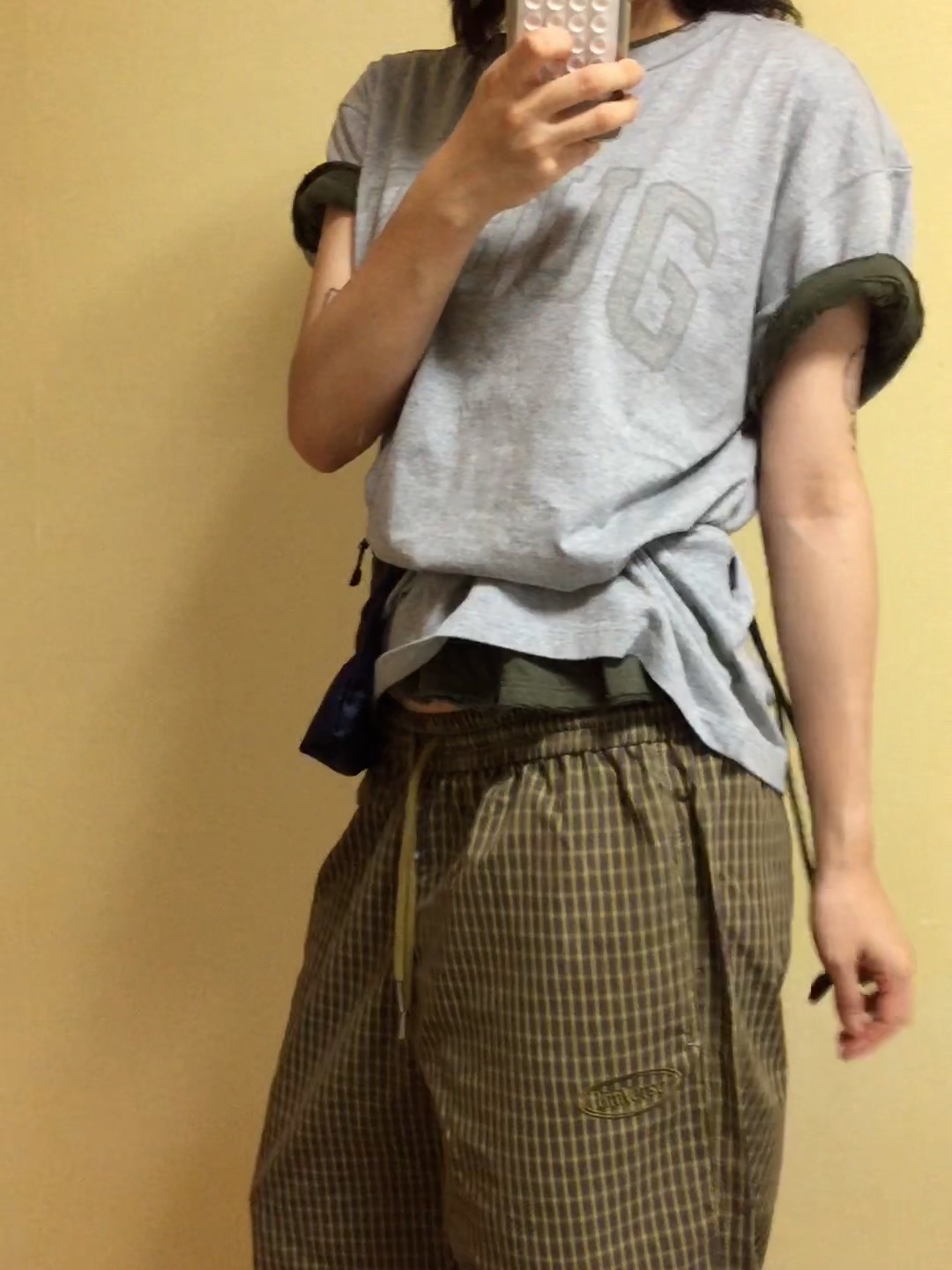 UNIVERSE GARMENT Neutro Prep RHUG T-Shirt Melange Grey, UNIVERSE GARMENT Universe Sign Sacoche Bag Navy 착용 스타일 - 4