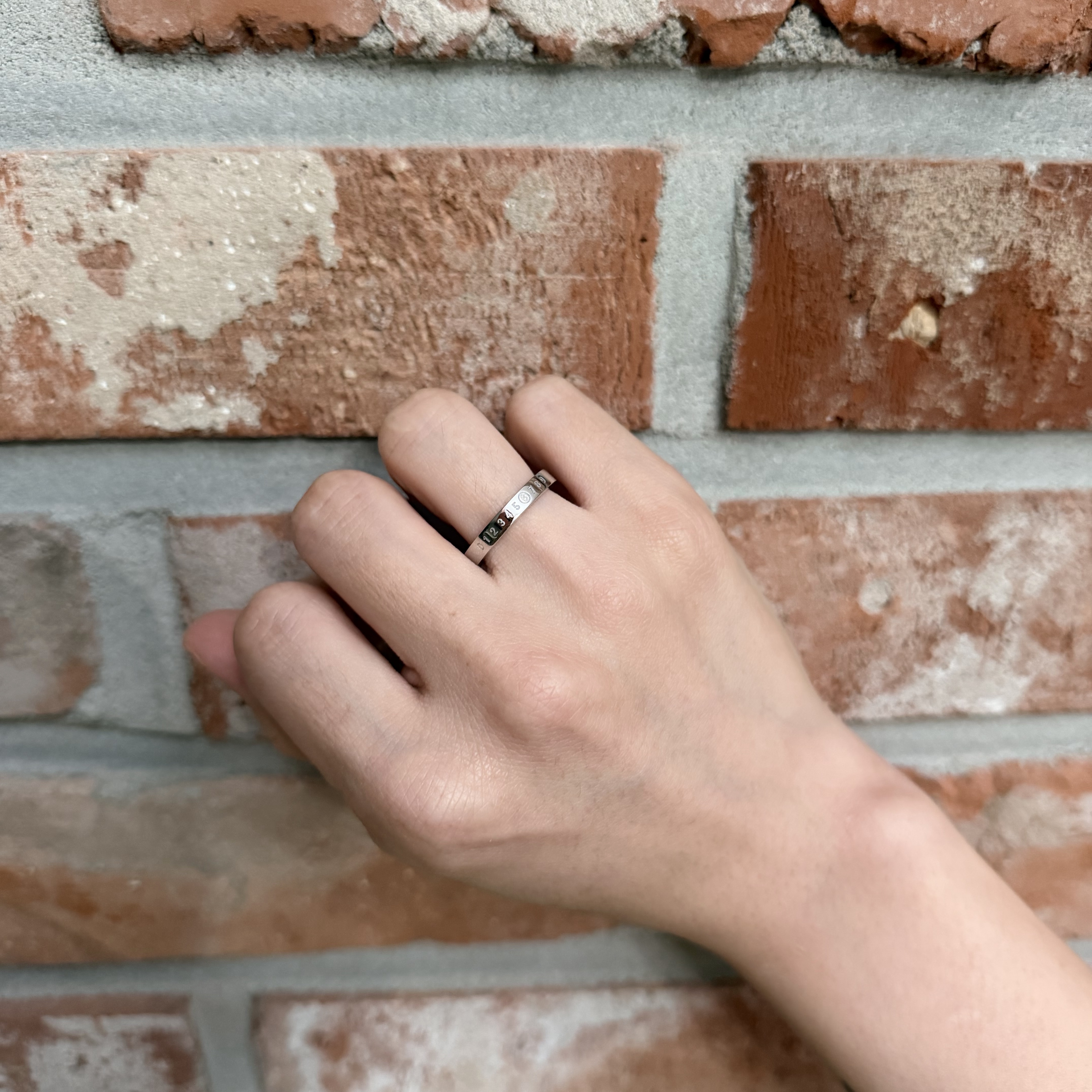 (W) MM6 Maison Margiela Numeric Minimal Signature Ring Silver Palladium 착용 스타일