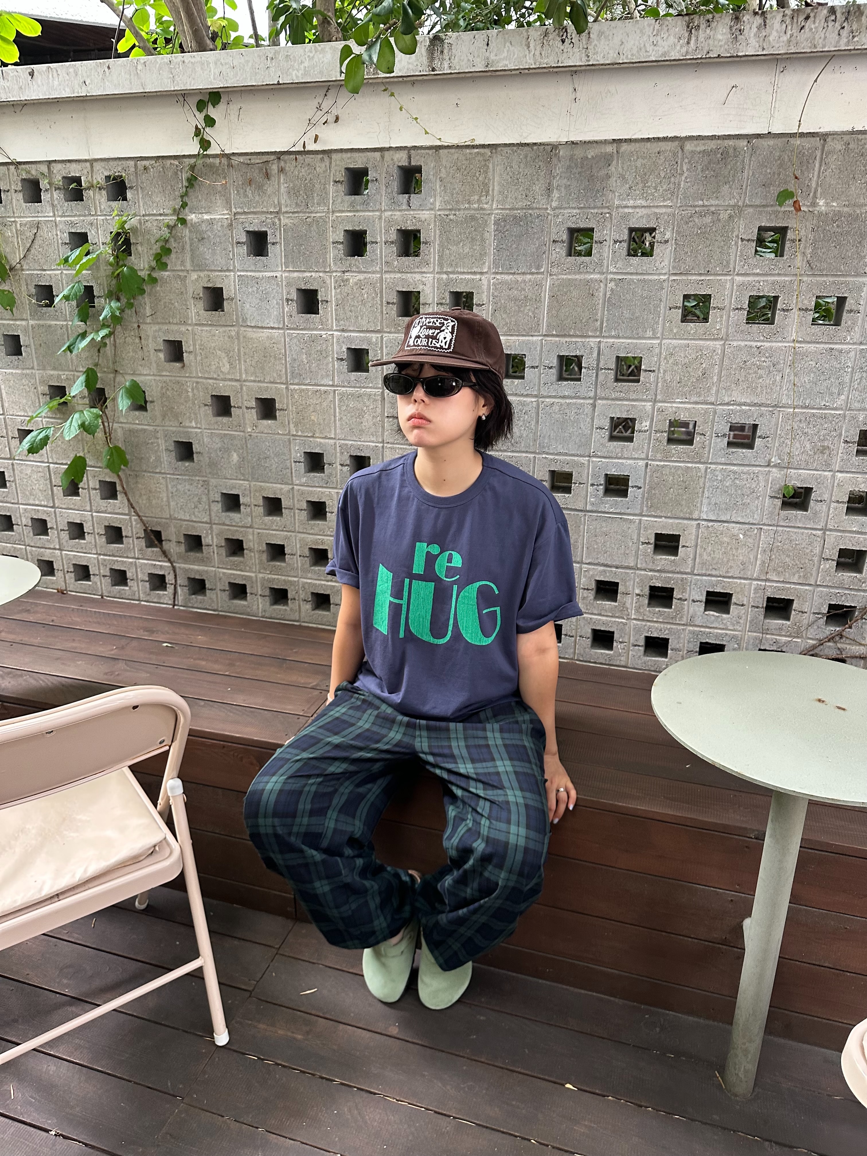 UNIVERSE GARMENT RE HUG Crack T-Shirt Navy, UNIVERSE GARMENT Universe Lover Patch Washing Cap Brown 착용 스타일 - 1