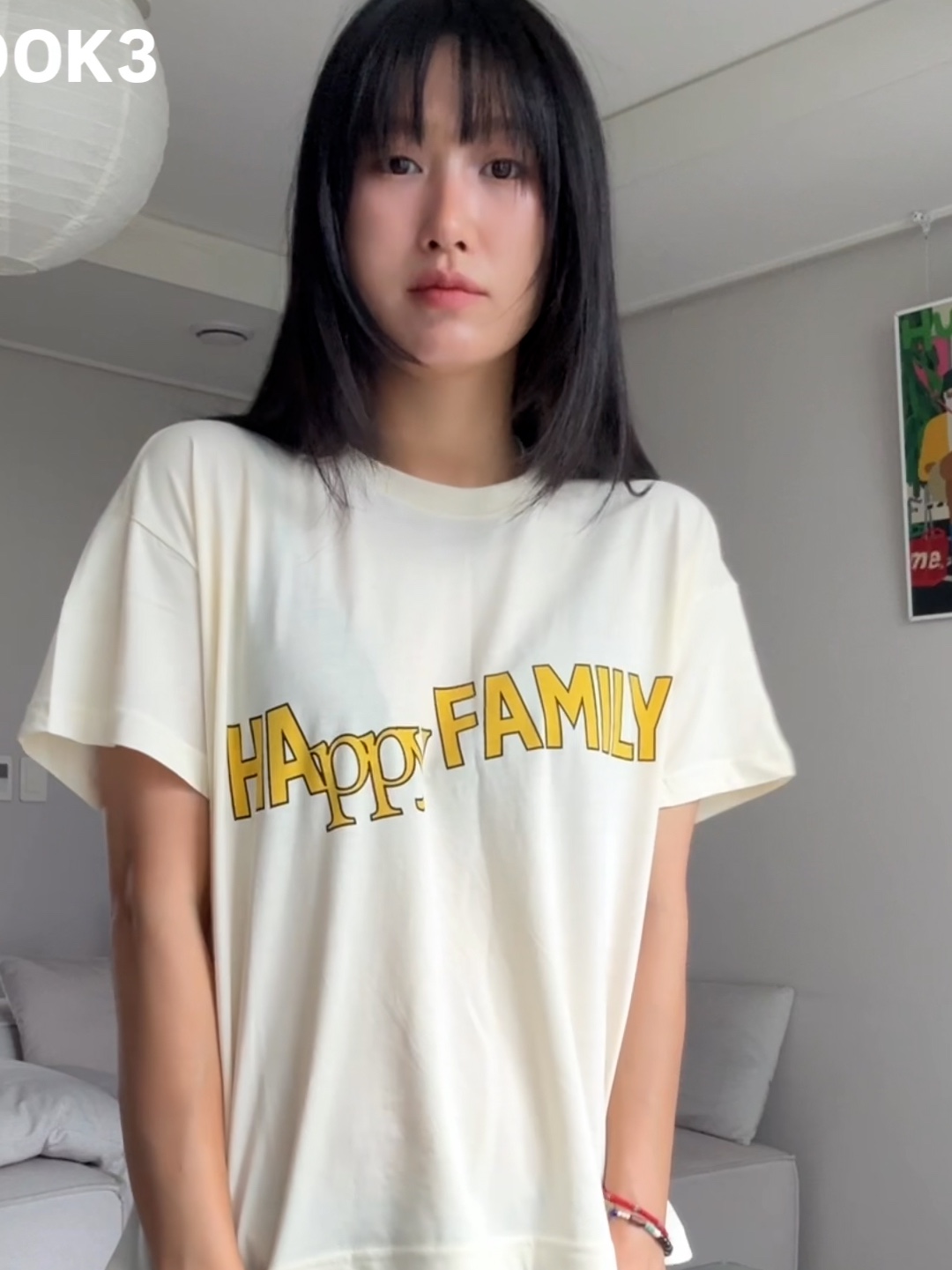 UNIVERSE GARMENT Happy Family Crop T-Shirt Ivory 착용 스타일 - 2