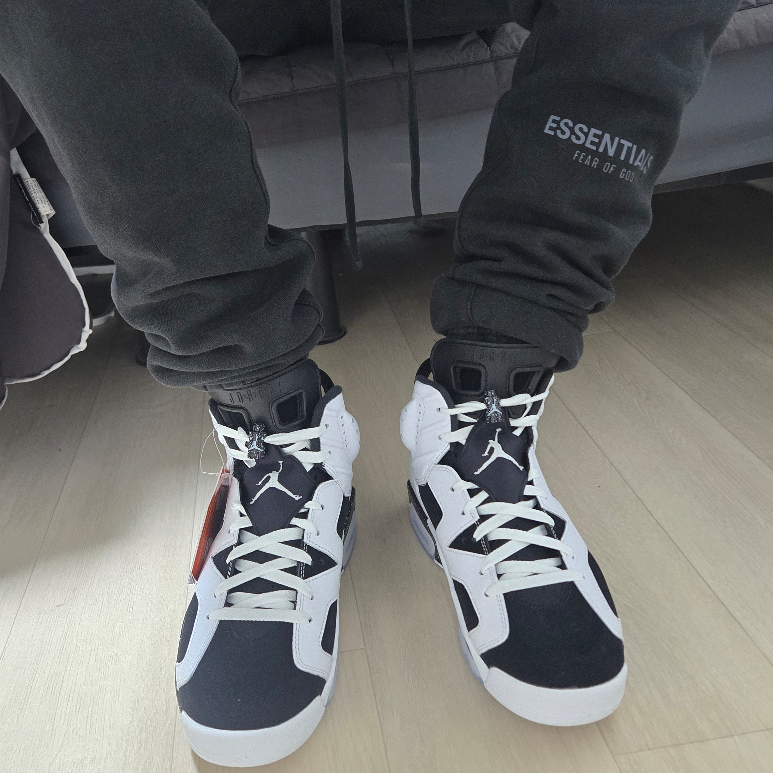 Jordan 6 Black and White 착용 스타일
