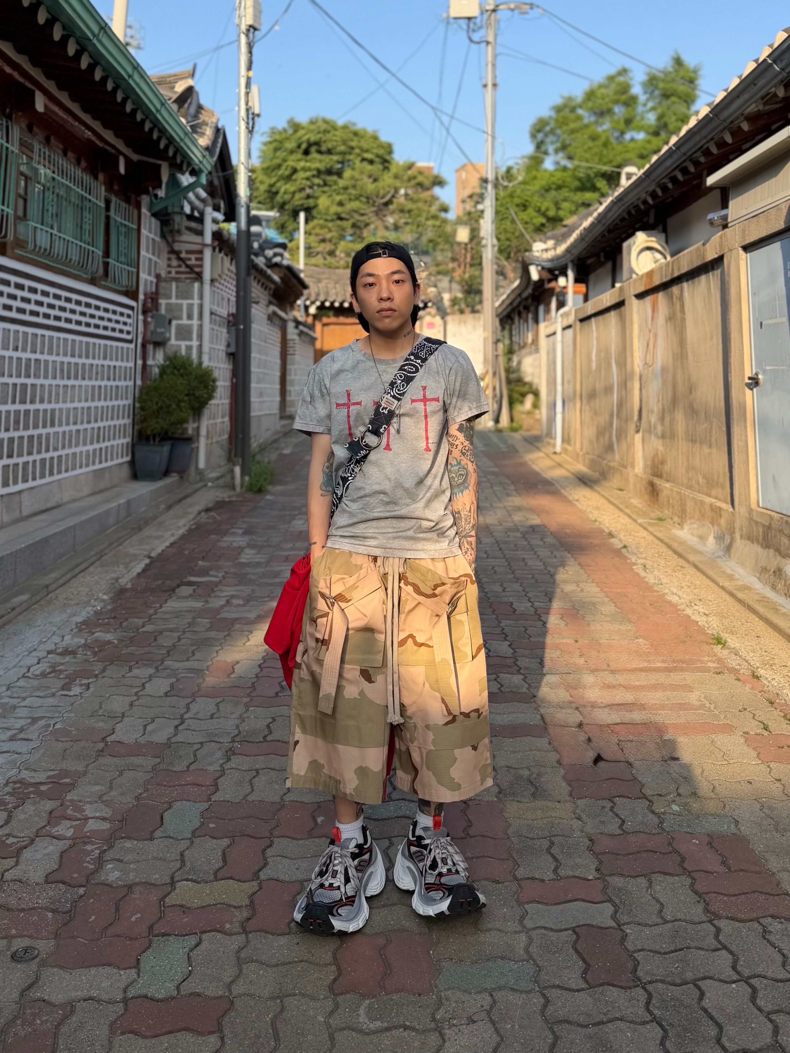 Balenciaga 10XL Sneakers Grey White Red, Wapworks Field Safety Bermuda Desert 착용 스타일 - 3