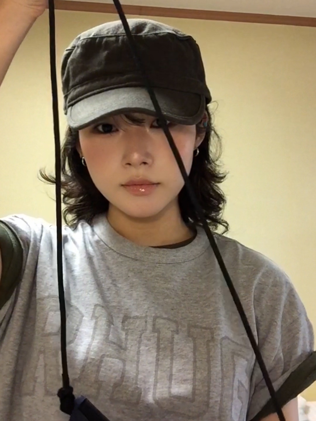 UNIVERSE GARMENT Neutro Prep RHUG T-Shirt Melange Grey, UNIVERSE GARMENT Universe Sign Sacoche Bag Navy 착용 스타일 - 3