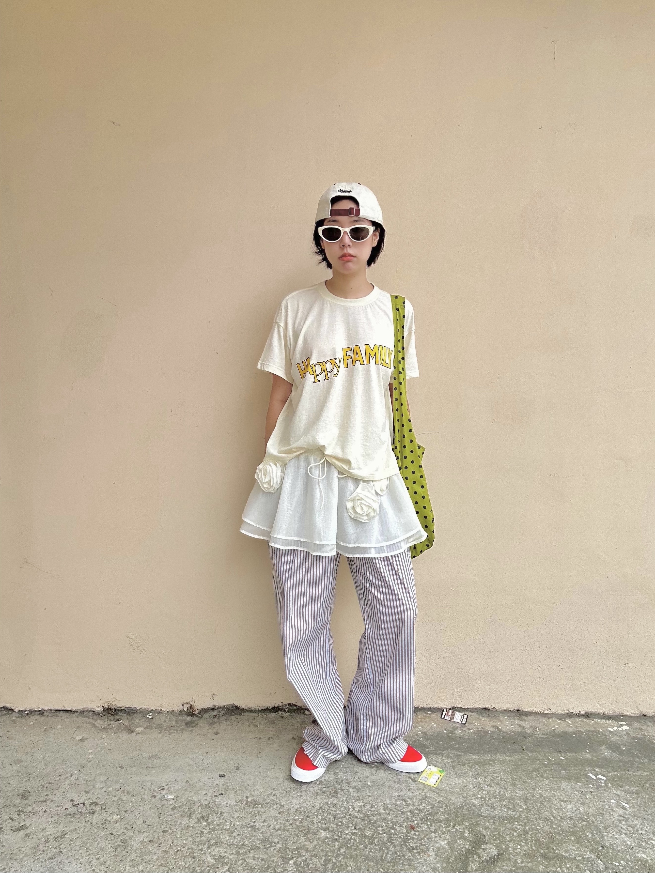 UNIVERSE GARMENT Happy Family Crop T-Shirt Ivory 착용 스타일 - 4