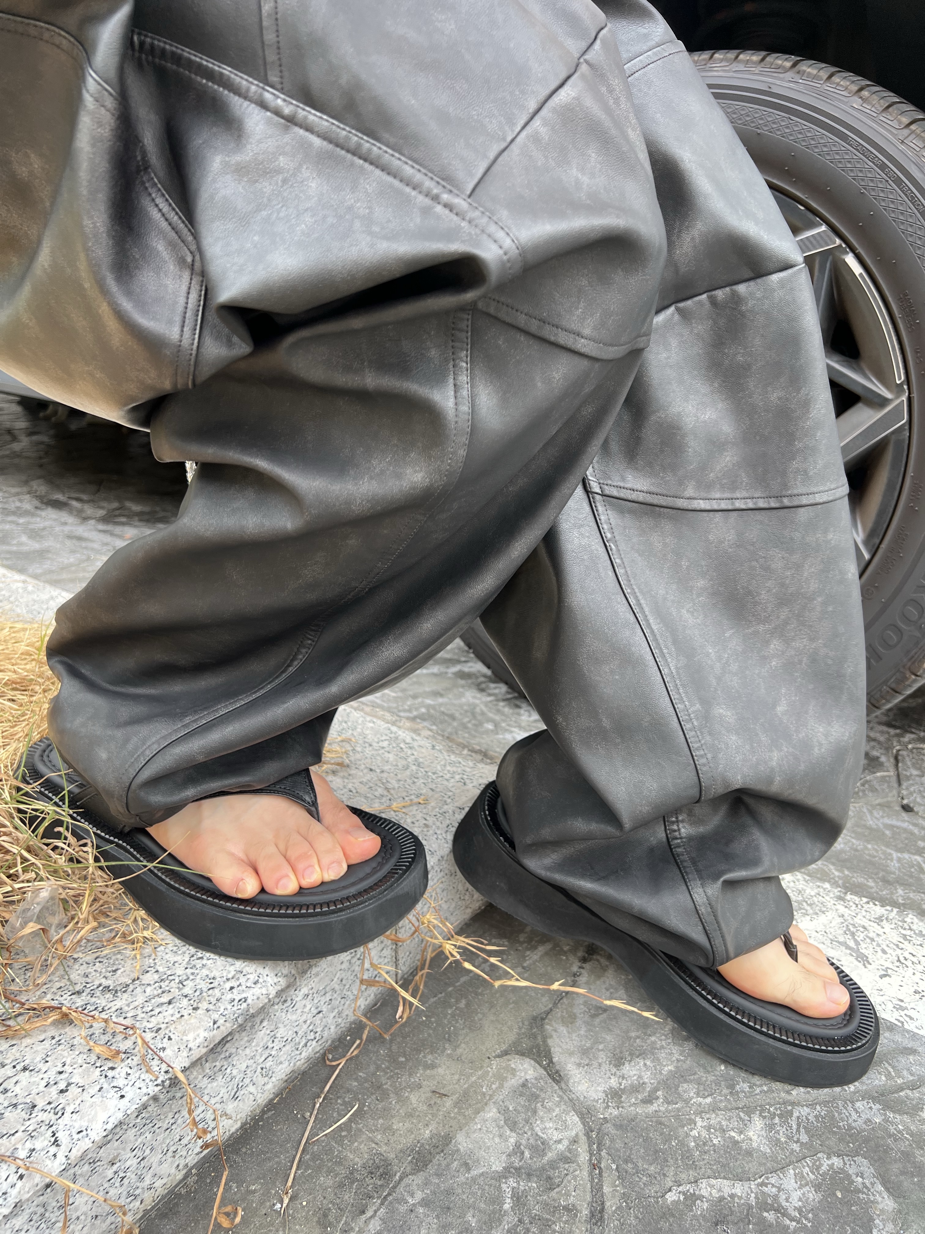 MJD x Koin Seoul 3D Knee Eco Leather Pants Black, Hono Report Leaf Bracelet 착용 스타일 - 10