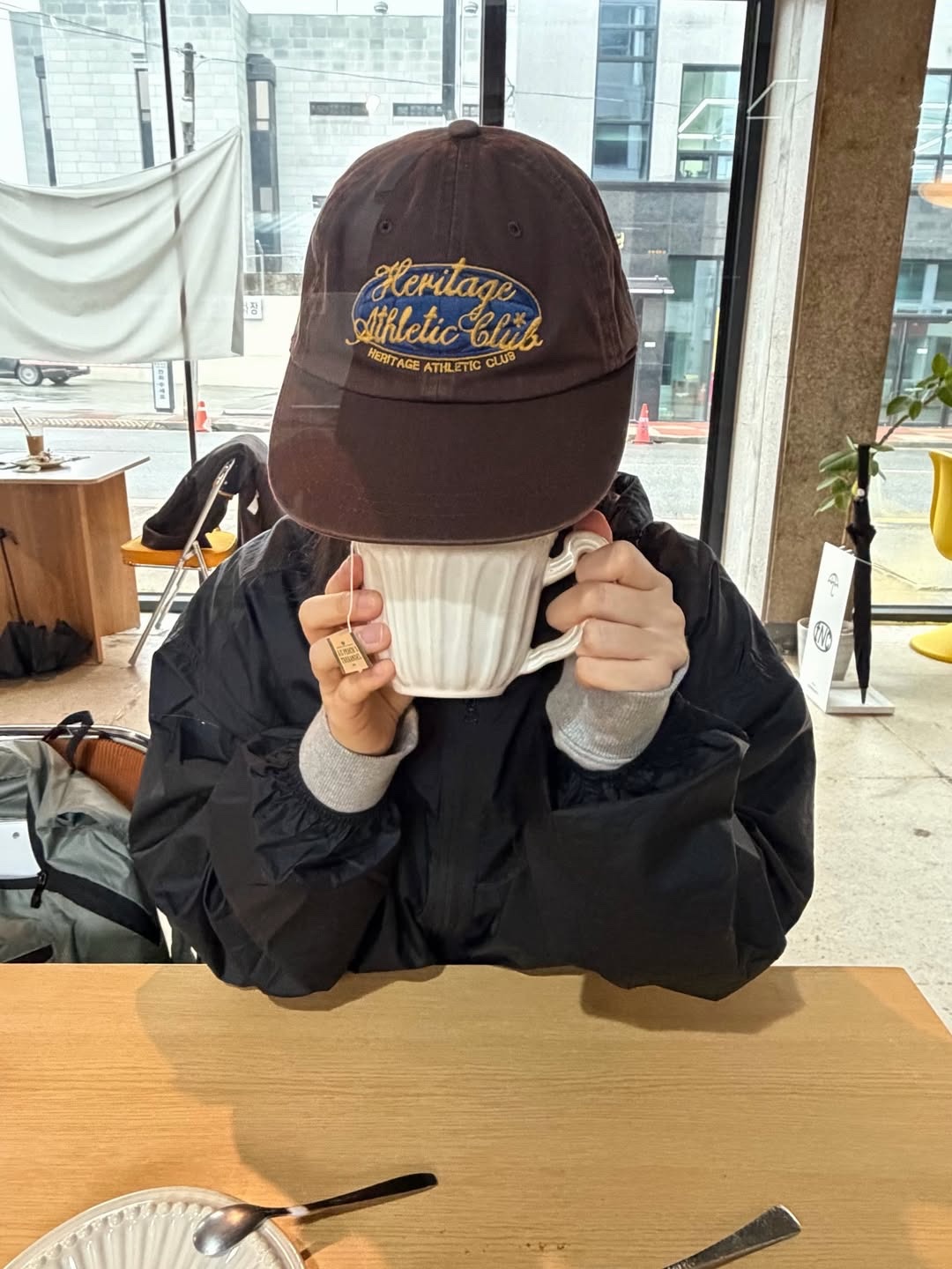 UNIVERSE GARMENT Universe Sign Long Bill Washing Cap Brown 착용 스타일