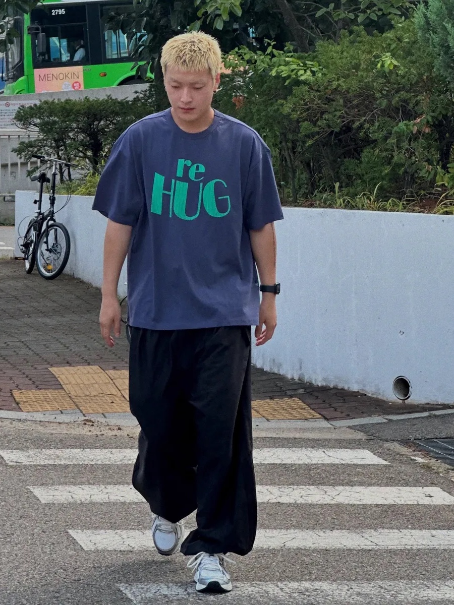 UNIVERSE GARMENT RE HUG Crack T-Shirt Navy 착용 스타일 - 1