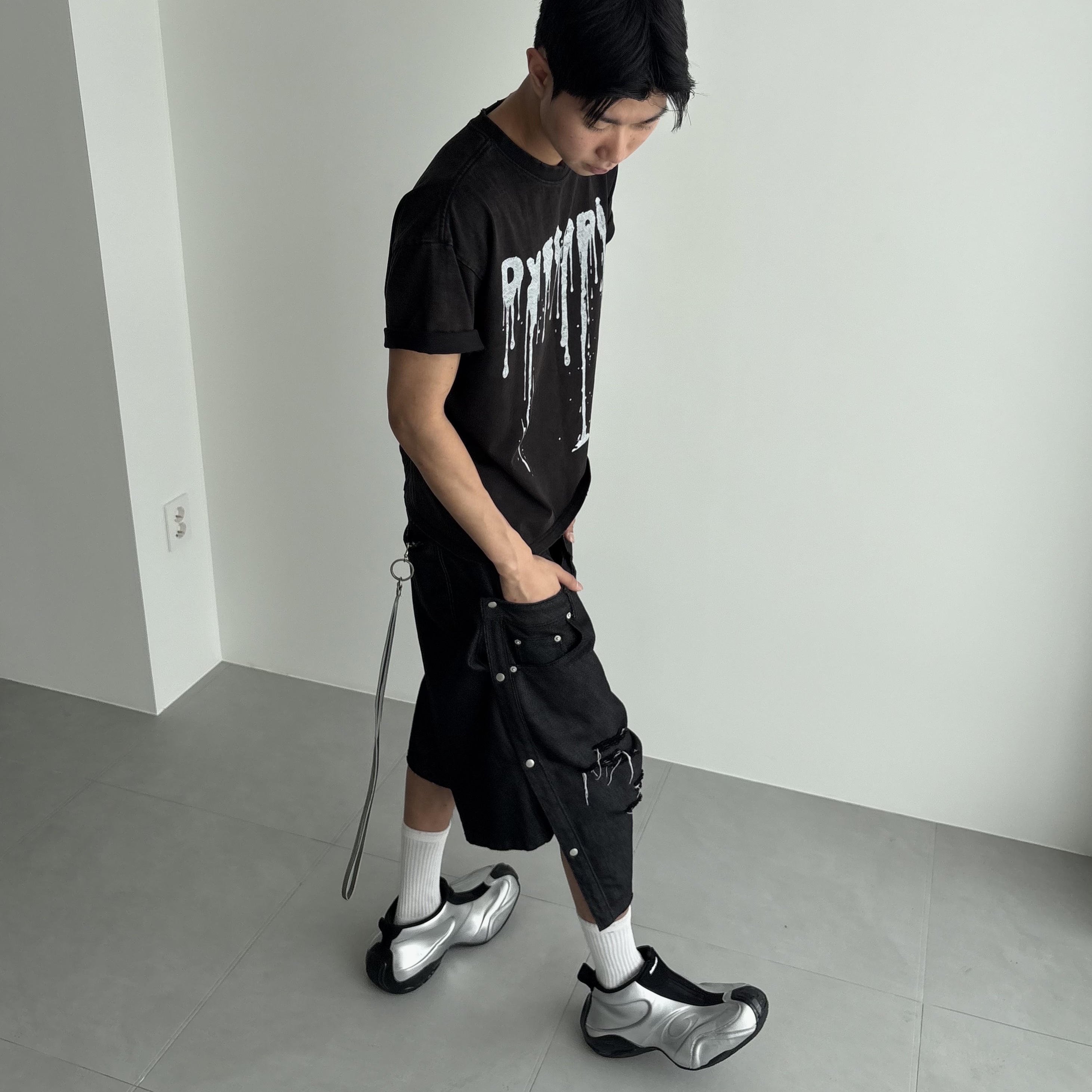 preoccupy Double-Layered Non-fade Bermuda Shorts, preoccupy Dystopia Crack Text T-shirt - Black 착용 스타일 - 1