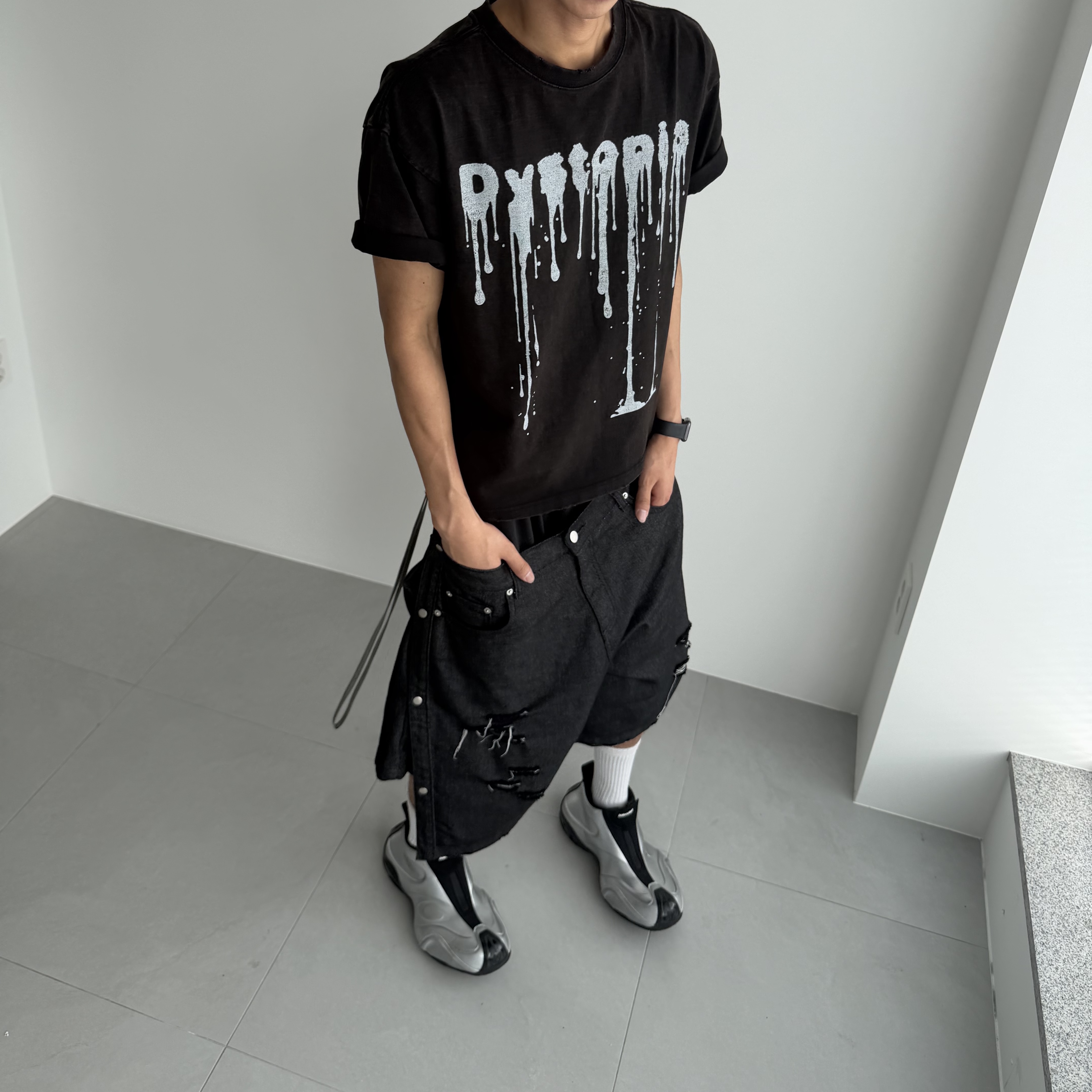 preoccupy Double-Layered Non-fade Bermuda Shorts, preoccupy Dystopia Crack Text T-shirt - Black 착용 스타일 - 3