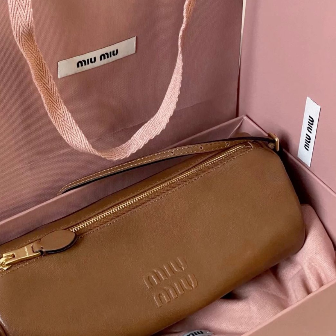 Miu Miu Nappa Leather Pouch Brown 착용 스타일