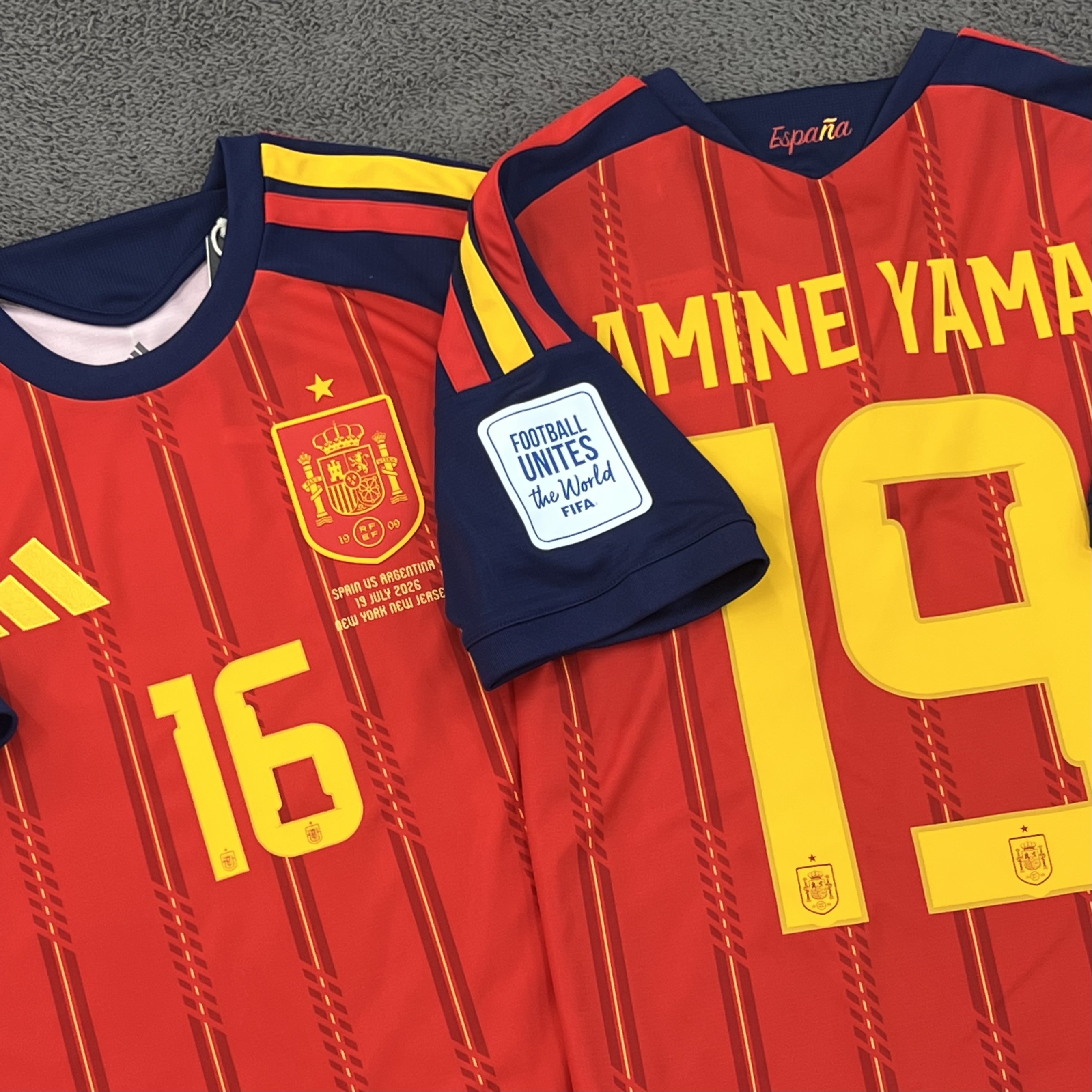 Adidas Spain 2026 Away Jersey Off White - KR Sizing (Non Marking Ver.), Adidas Spain 2026 Home Jersey Vivid Red - KR Sizing (Non Marking Ver.) 착용 스타일 - 2