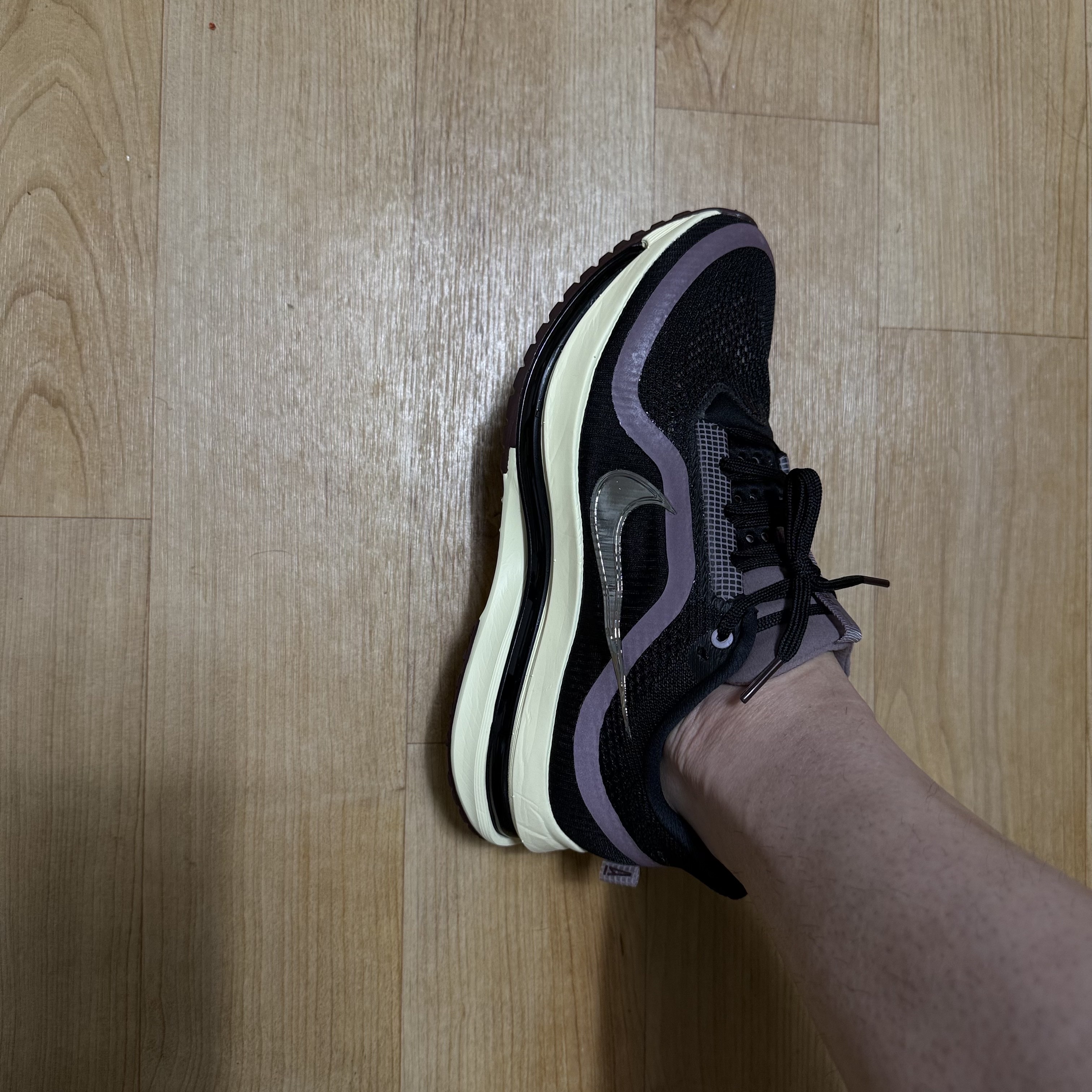 Nike x A Ma Maniere Pegasus Premium Black and Burgundy Crush 착용 스타일 - 4