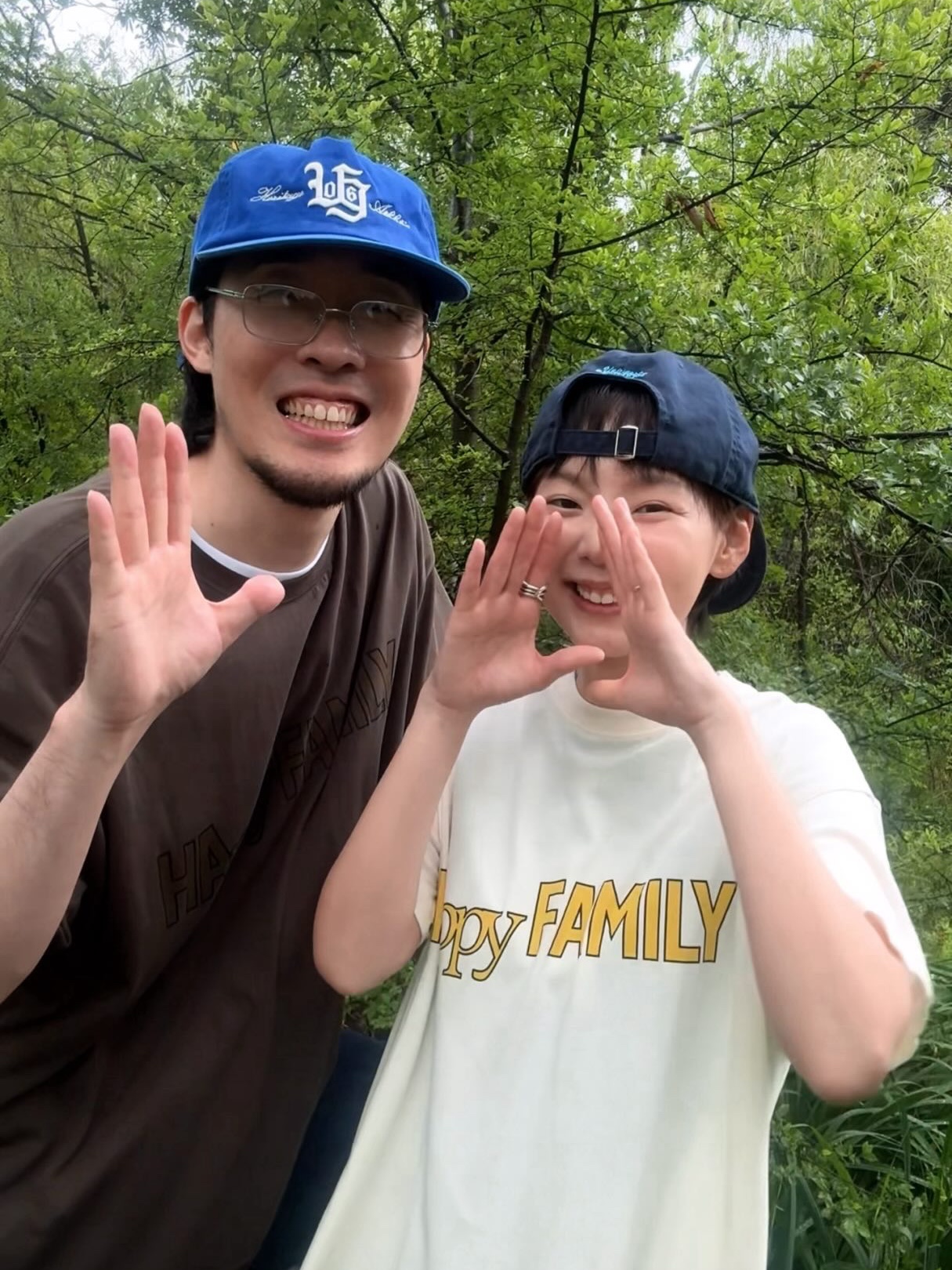 UNIVERSE GARMENT Happy Family Crop T-Shirt Ivory, UNIVERSE GARMENT Happy Family Crop T-Shirt Brown 착용 스타일 - 2