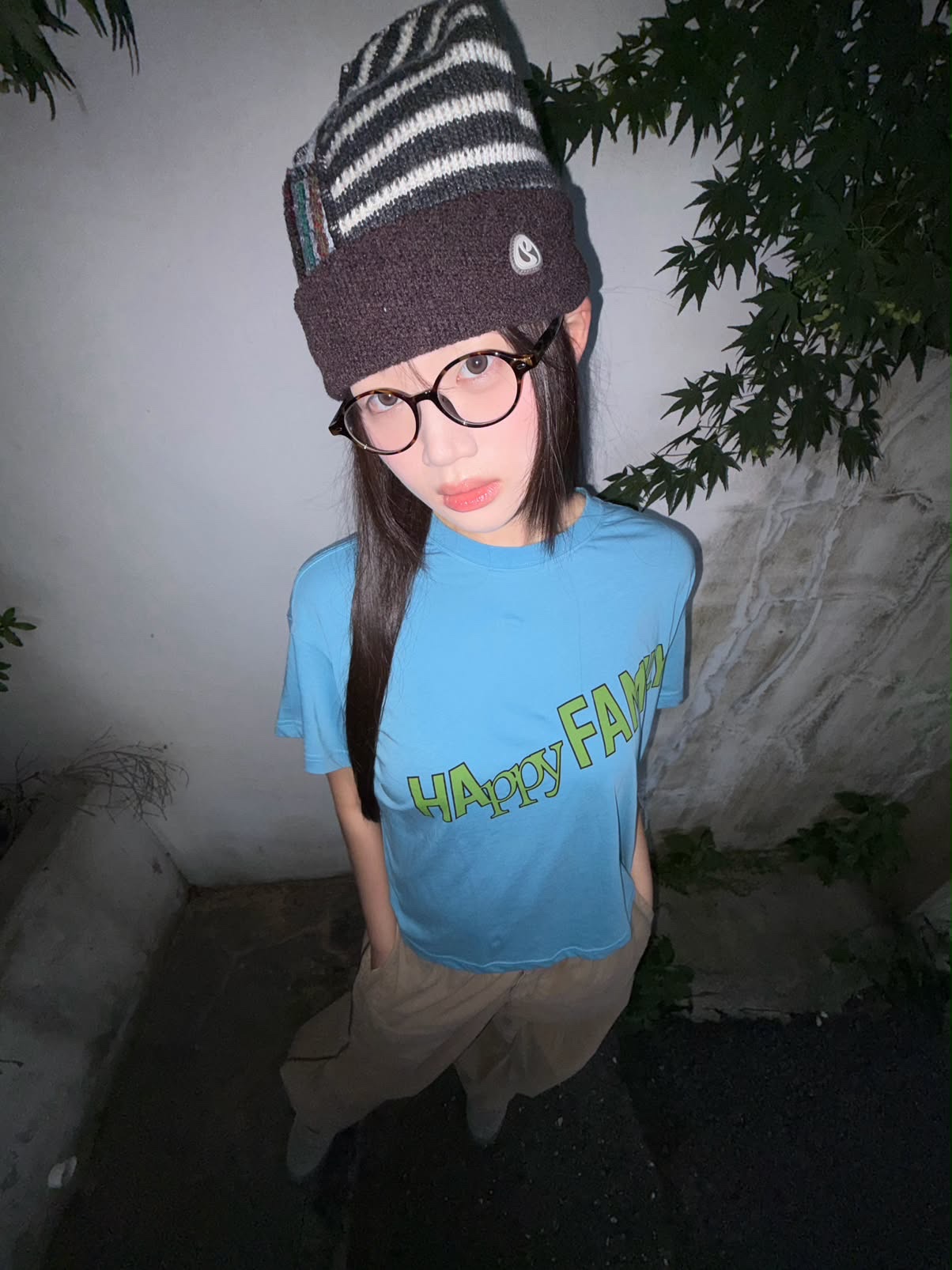 UNIVERSE GARMENT Happy Family Crop T-Shirt Blue 착용 스타일 - 1
