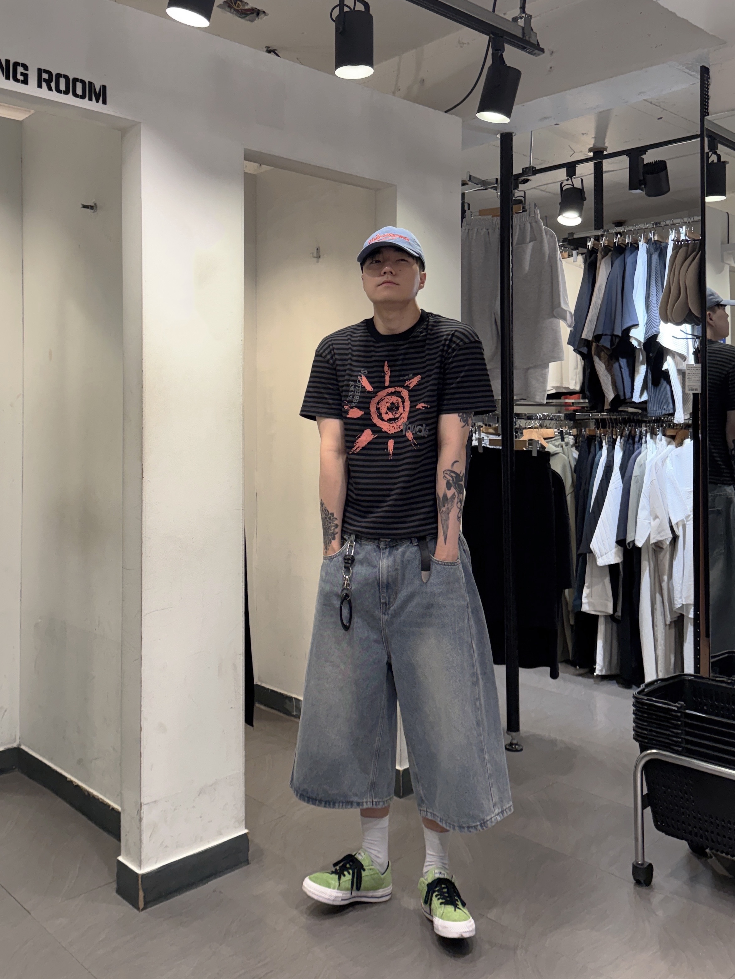 Converse x Stussy One Star Pro Ox 8 Ball Green, Oakley Essential Icon Carabiner Blackout 착용 스타일 - 2