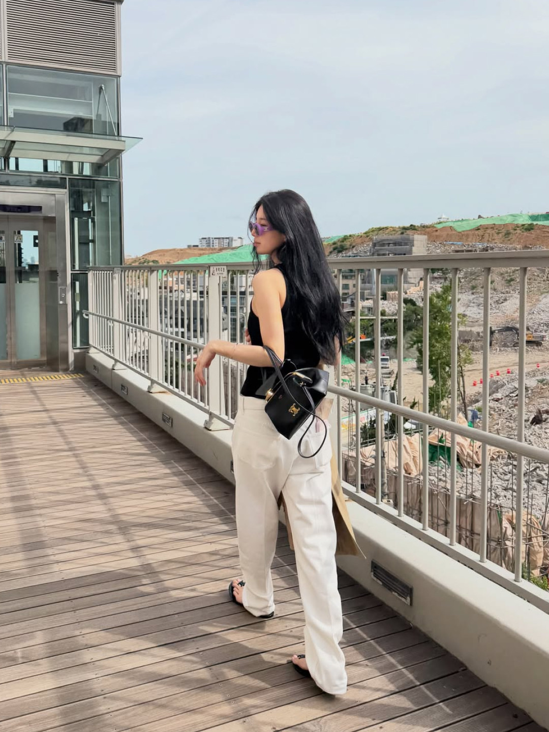 (W) Celine Jelly Bay Sandal in Eco Certified PVC Black 착용 스타일 - 4