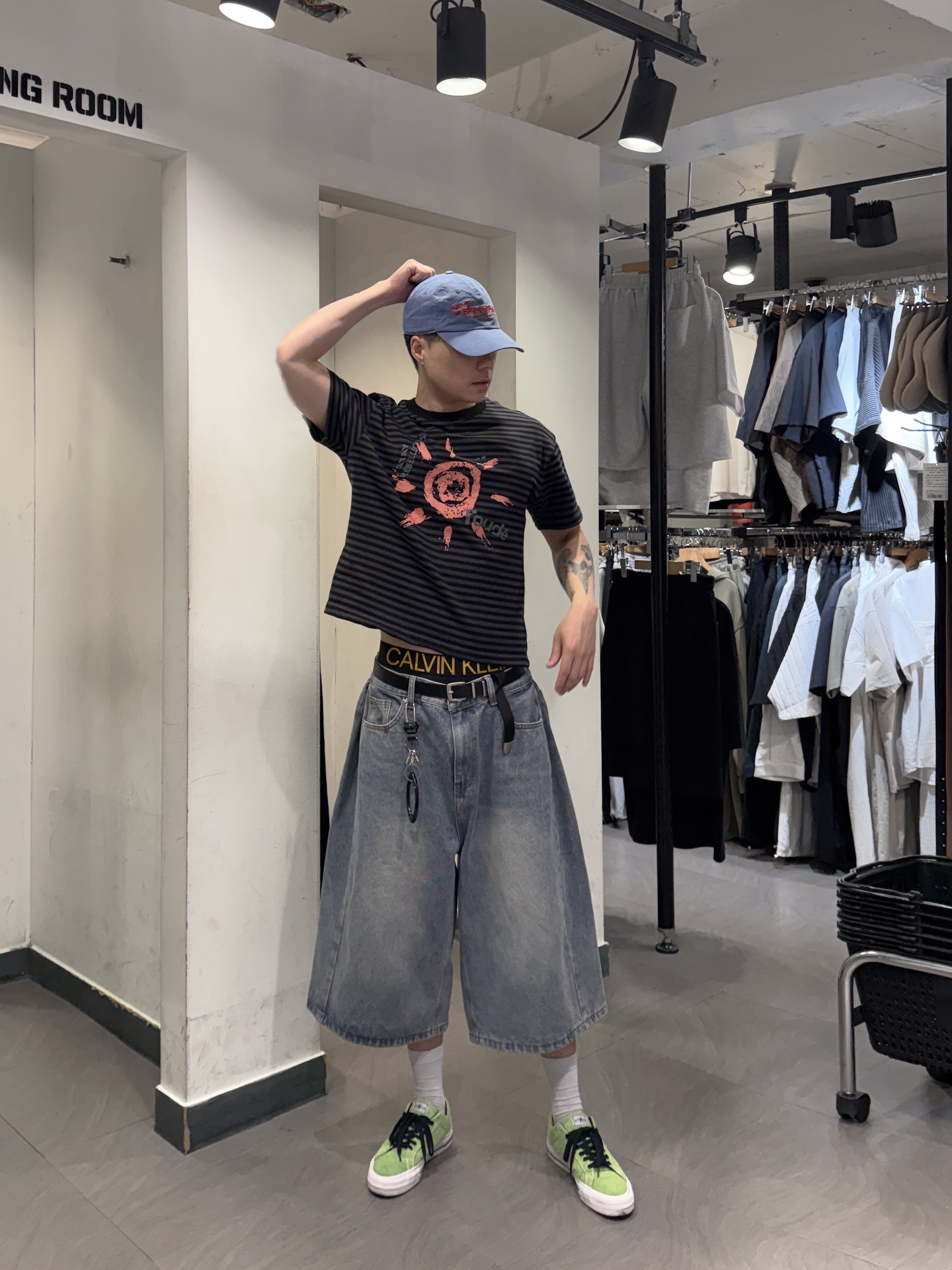 Converse x Stussy One Star Pro Ox 8 Ball Green, Oakley Essential Icon Carabiner Blackout 착용 스타일 - 3