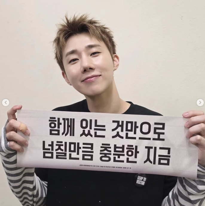 [KREAM 단독] Safarispot Ticketing Stripe Border Tee Gray 착용 스타일 - 4