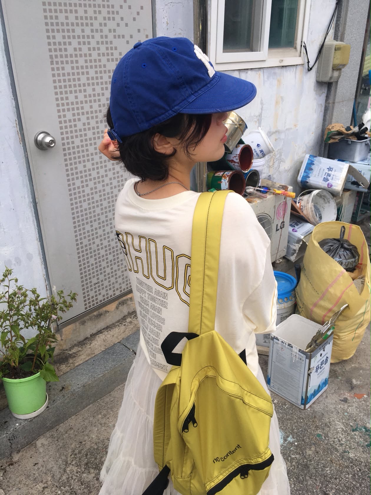 UNIVERSE GARMENT Happy Family Crop T-Shirt Ivory 착용 스타일 - 5