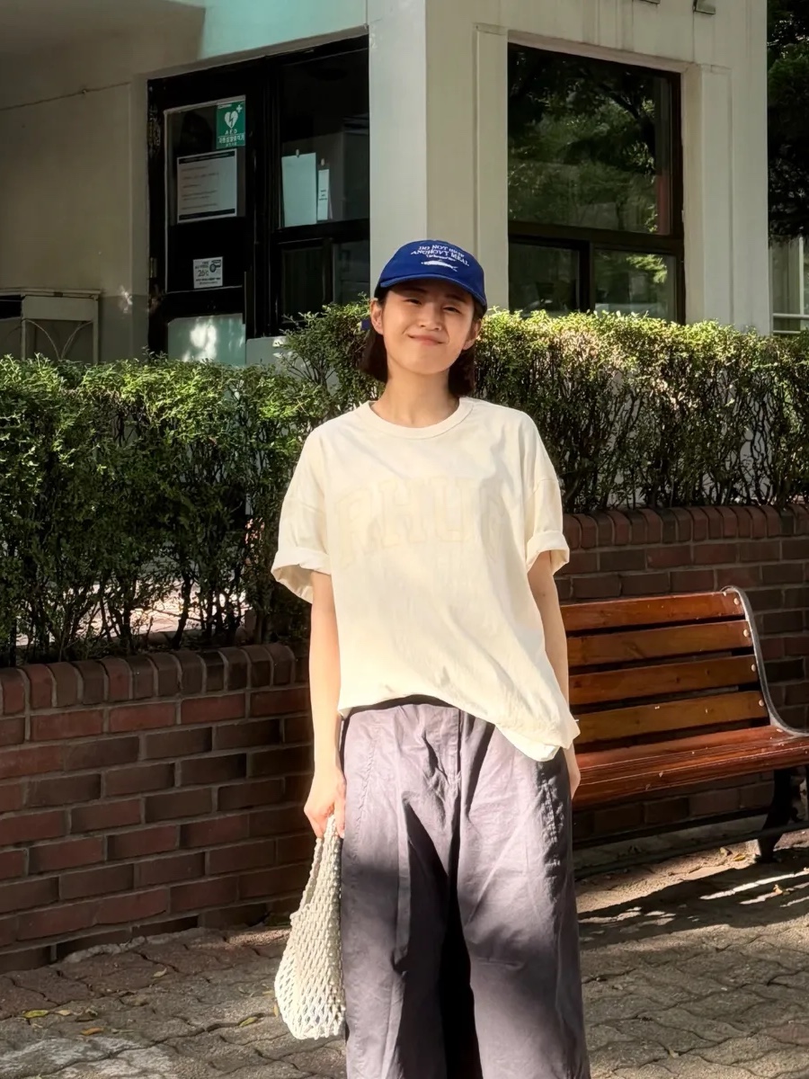 유니버스 가먼트 뉴트로 프렙 RHUG 티셔츠 아이보리 착용 스타일 - 1