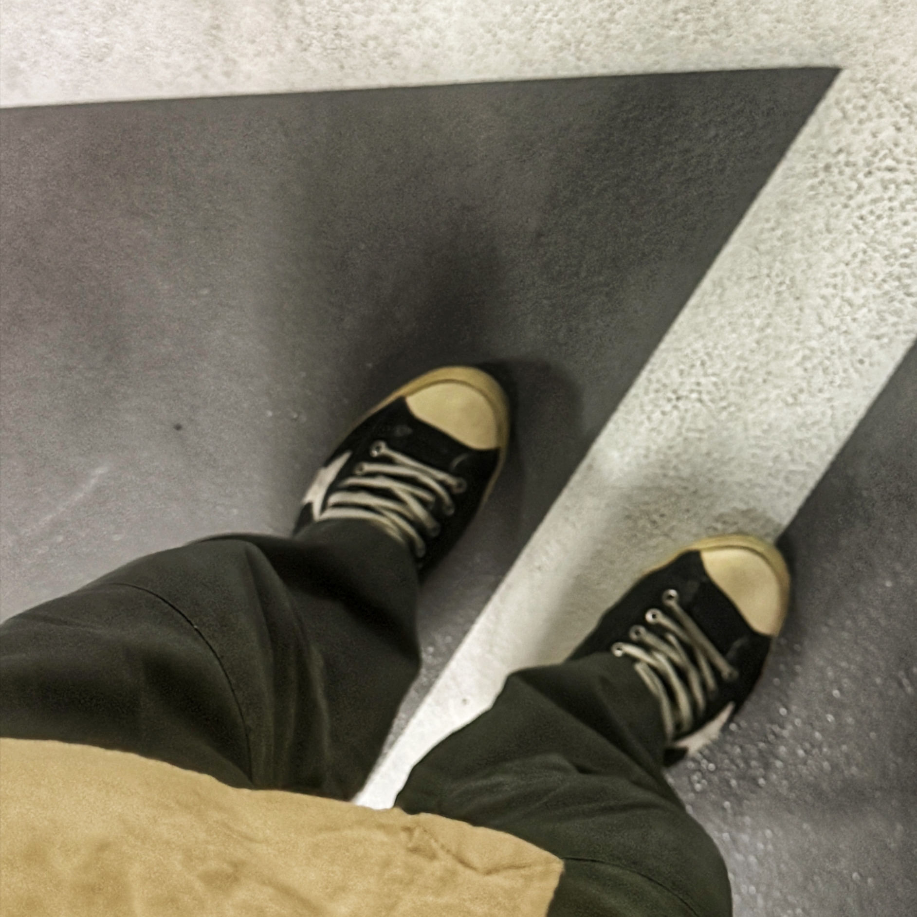 Golden Goose V-Star Black Canvas with Ice Grey Suede Star Sneakers - Korea Exclusive 착용 스타일 - 2