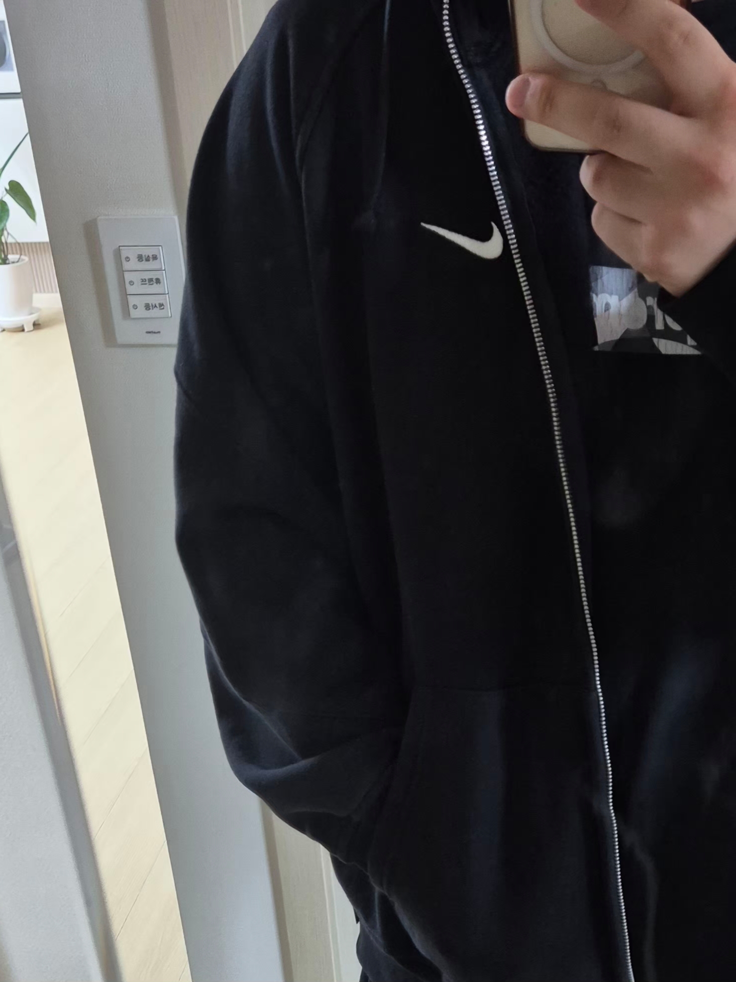 Supreme x Nike Zip Up Hooded Sweatshirt Black - 25SS, Supreme x Emilio Pucci Box Logo T-Shirt Black Black - 21SS 착용 스타일 - 1