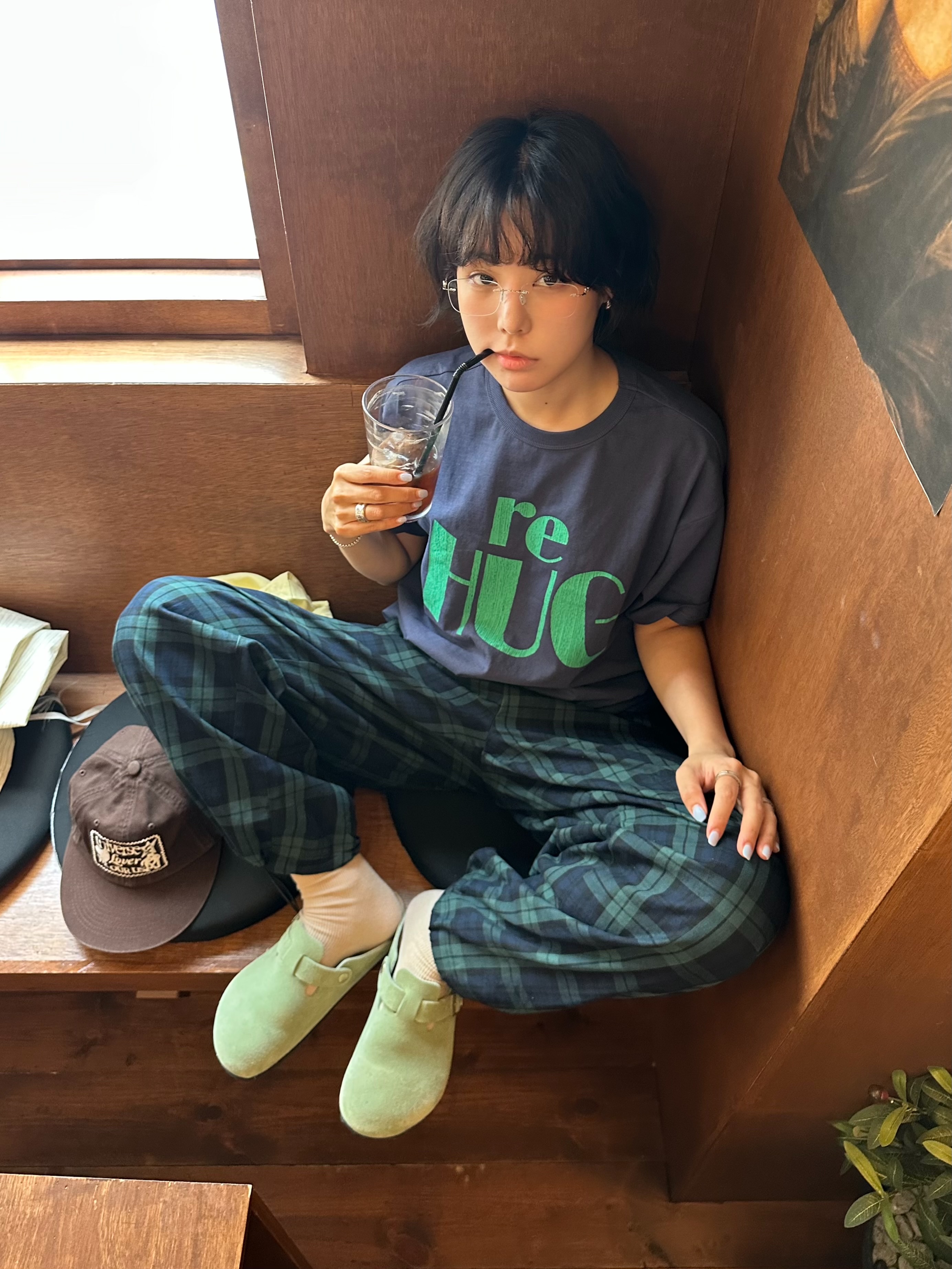 UNIVERSE GARMENT RE HUG Crack T-Shirt Navy, UNIVERSE GARMENT Universe Lover Patch Washing Cap Brown 착용 스타일 - 5