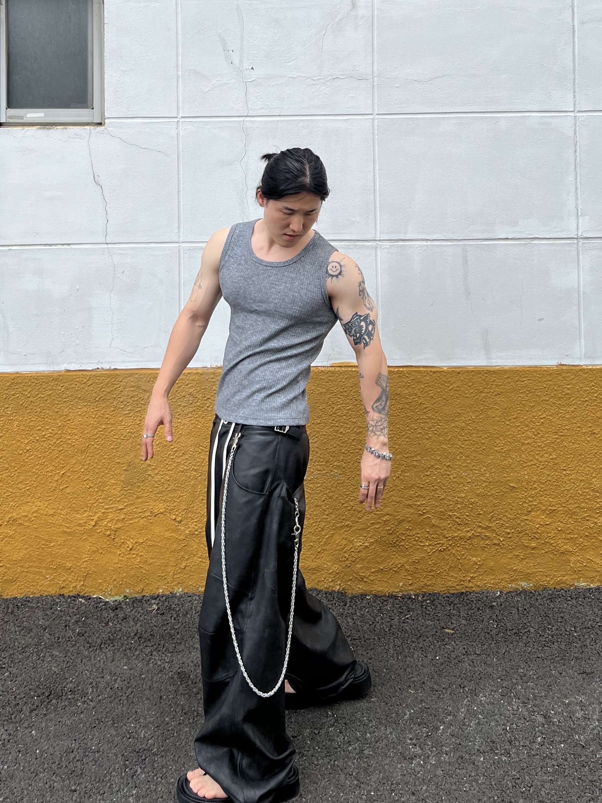 MJD x Koin Seoul 3D Knee Eco Leather Pants Black, Hono Report Leaf Bracelet 착용 스타일 - 5