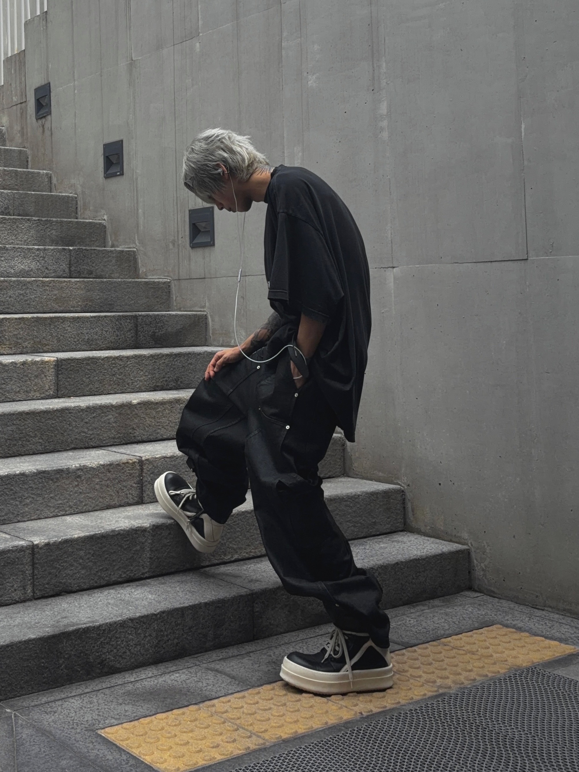 Rick Owens Hollywood Mega Bumper Geobasket in Full Grain Calf Leather Black Milk, Balenciaga Be Different T-Shirt Black 착용 스타일 - 2