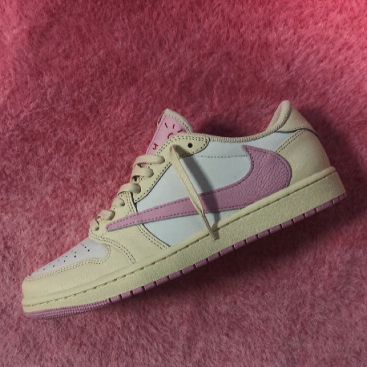 Jordan 1 x Travis Scott Retro Low OG SP Muslin Shy Pink 착용 스타일