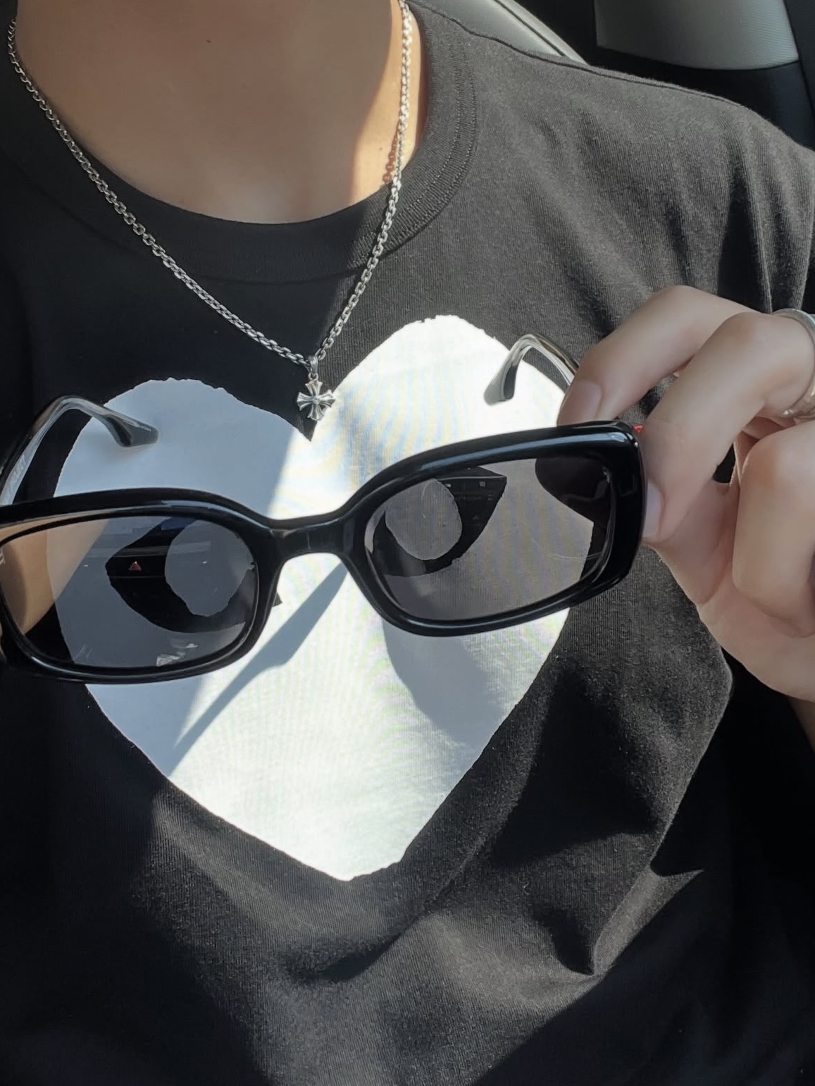 Play Comme des Garcons Red Heart Printed Heart T-Shirt Black 착용 스타일 - 2