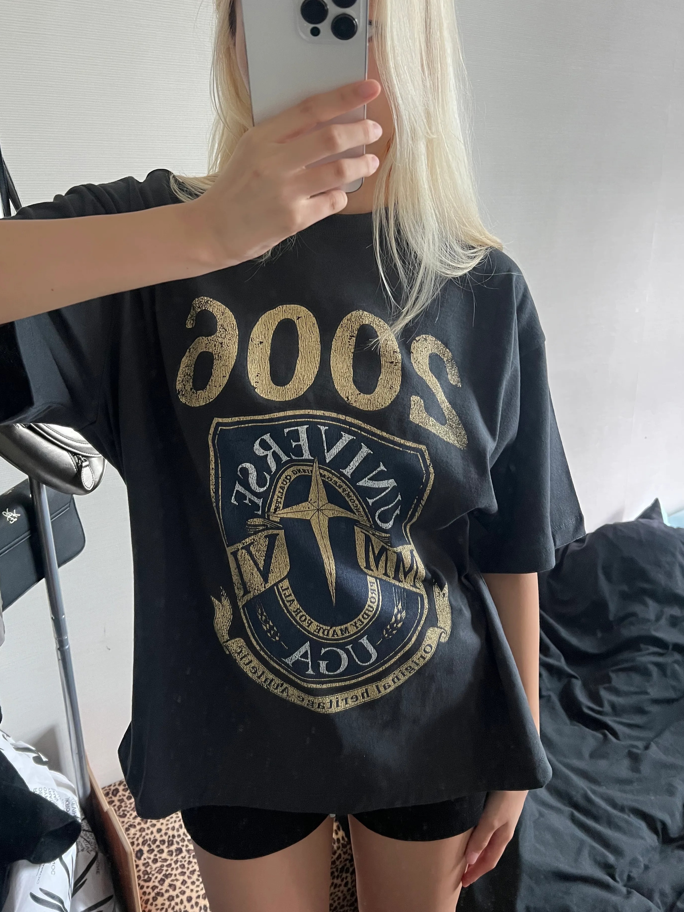 UNIVERSE GARMENT HTG Emblem T-Shirt Charcoal 착용 스타일 - 2