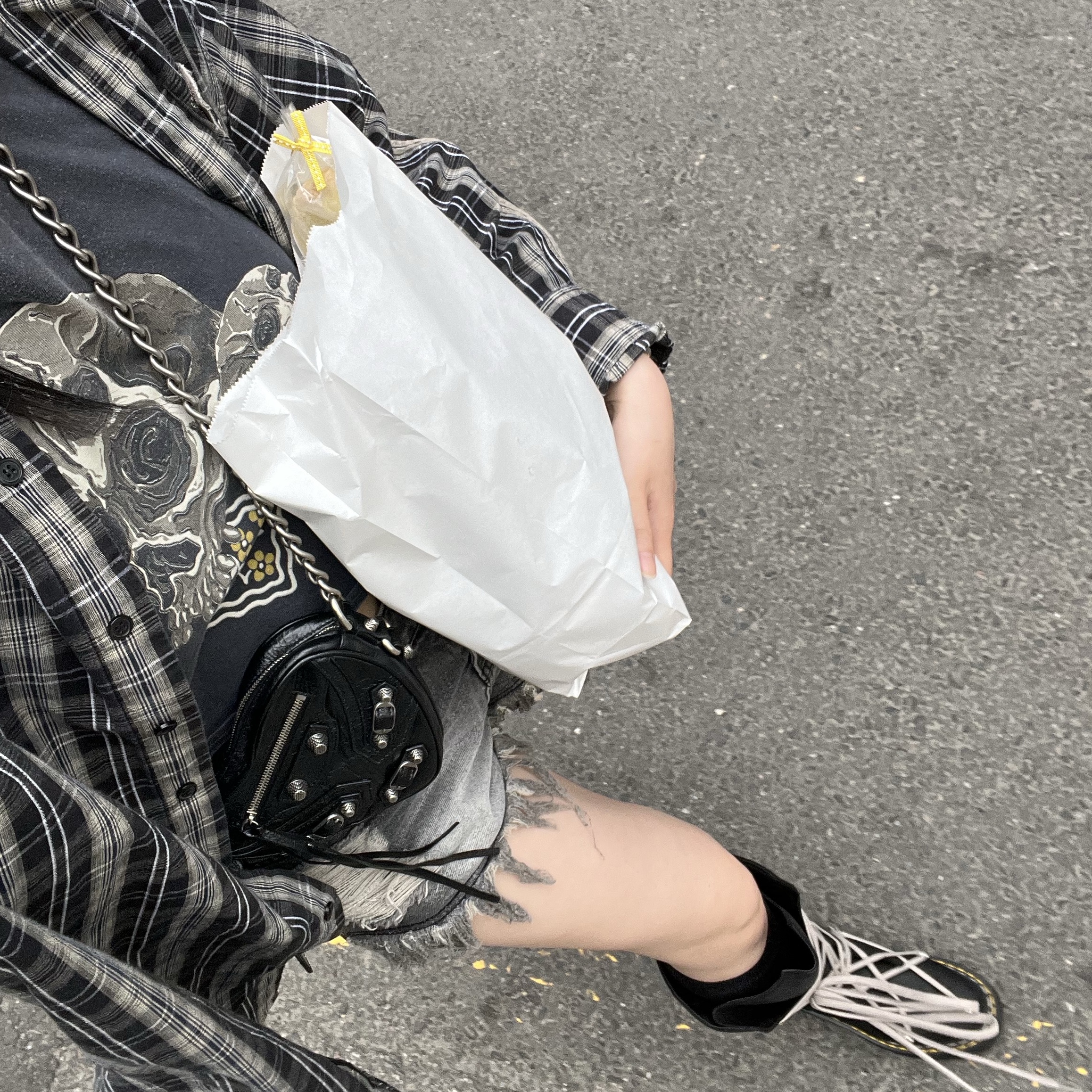 Balenciaga Arena Lambskin Aged Silver Hardware Le Cagole Mini Heart Bag Black, Dr. Martens x Rick Owens 1B60 Quad Sole Pentalace Boots Black 착용 스타일 - 1