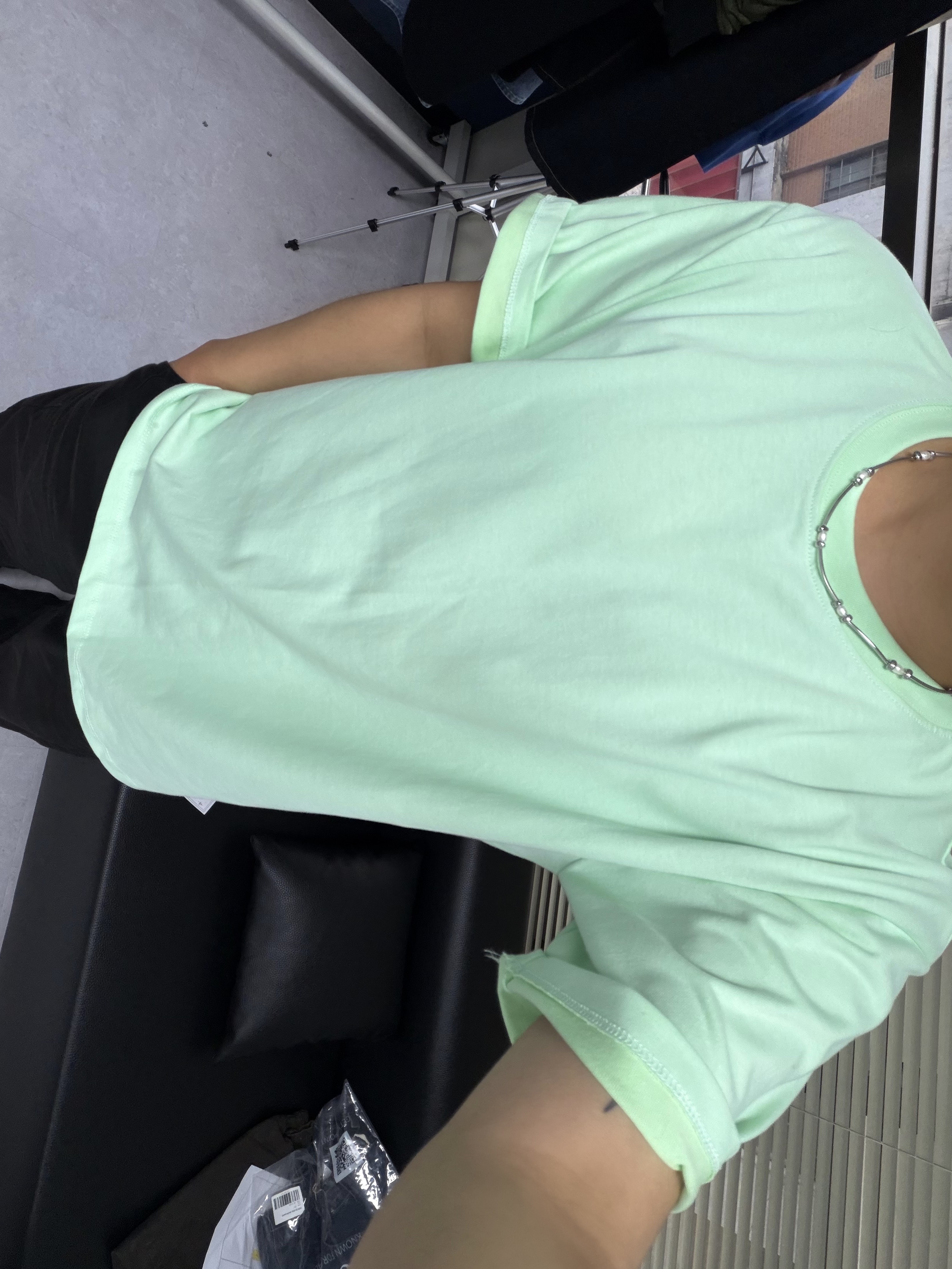 노운 소프트 라운드 티셔츠 멜론, 노운 스틸 나이트 네크리스 착용 스타일 - 2