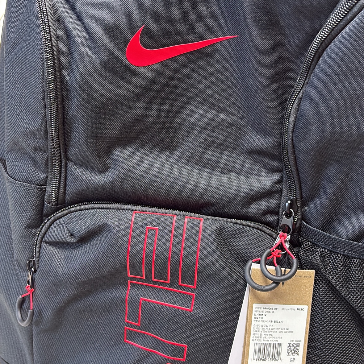 Nike Varsity Elite Backpack 32L Black Laser Crimson 착용 스타일